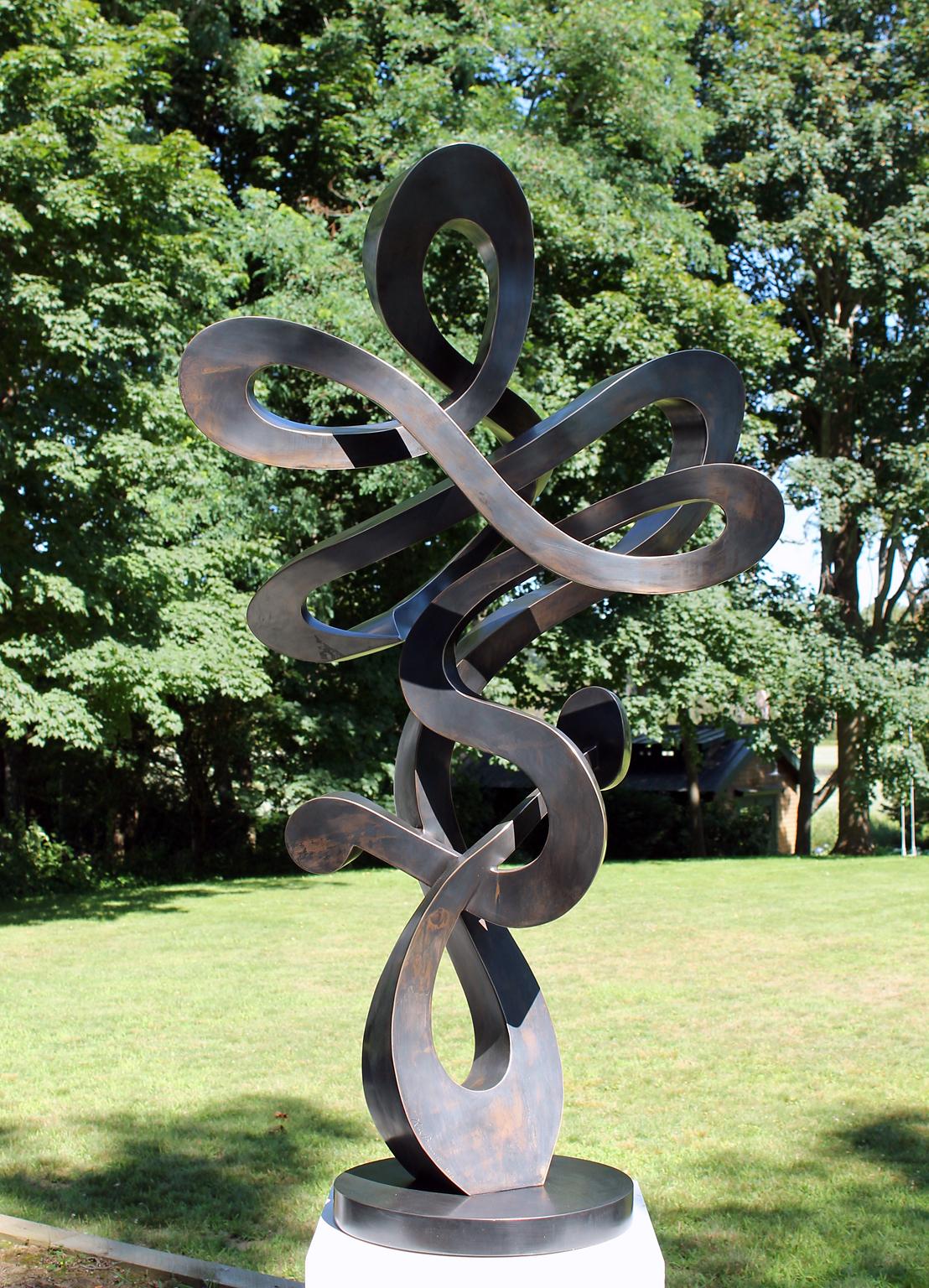 „“Revolve“, einzigartige abstrakte Skulptur aus Bronze, Metallskulptur für den Außenbereich – Sculpture von Kevin Barrett