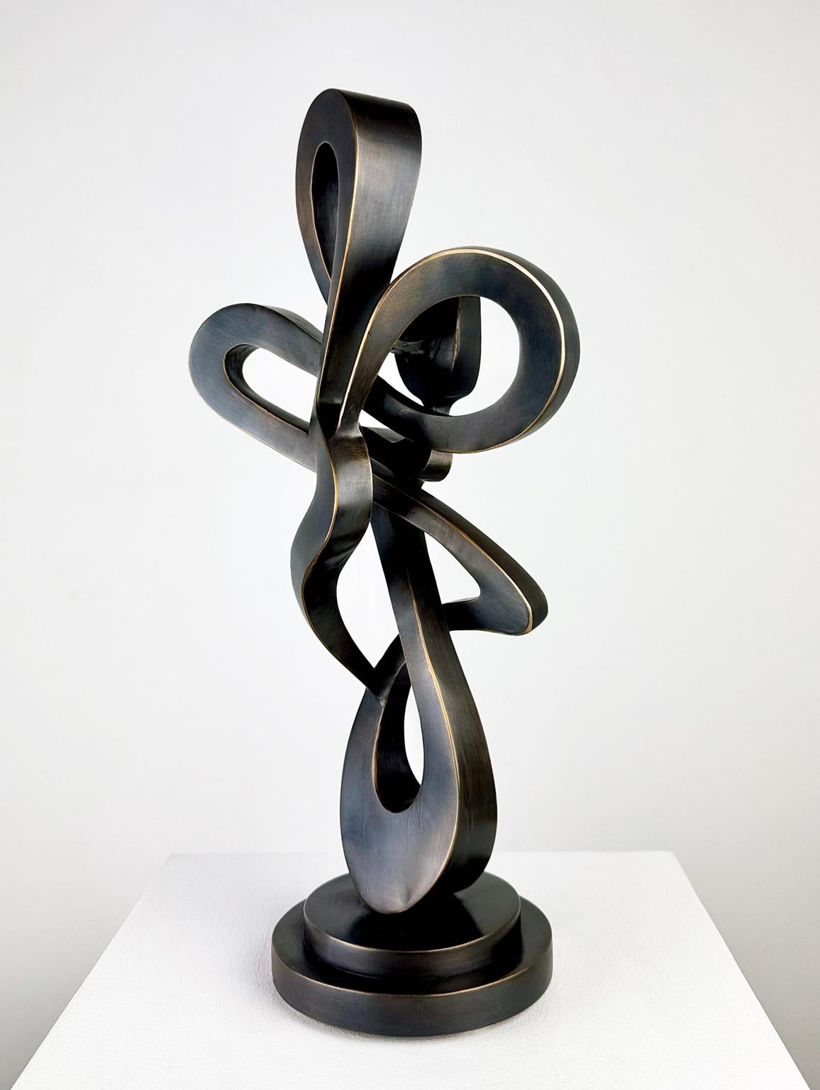 « Rhody » (maquette), sculpture abstraite en bronze, taille de table - Or Abstract Sculpture par Kevin Barrett