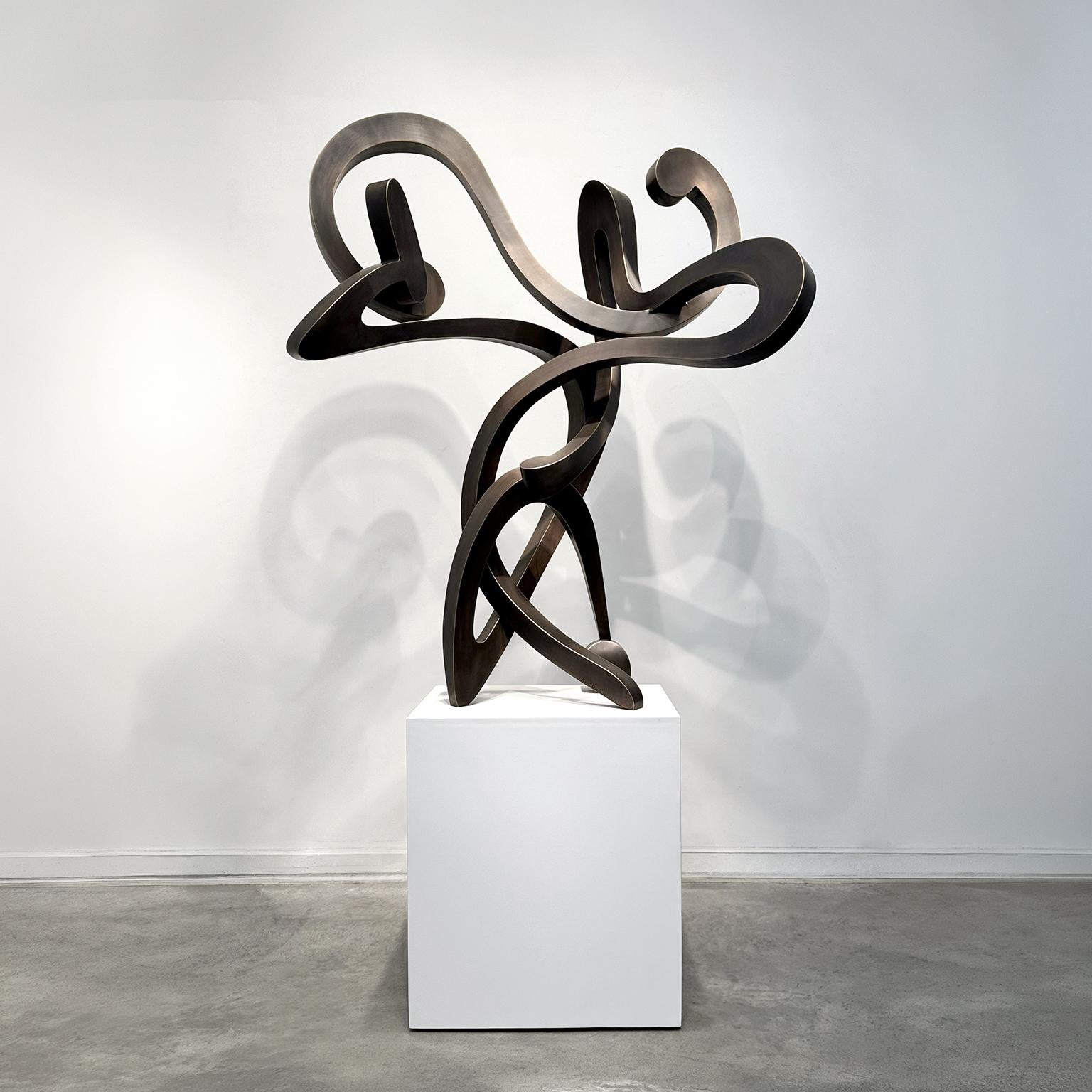 "Veloce" de Kevin Barrett, escultura abstracta de metal a gran escala en bronce