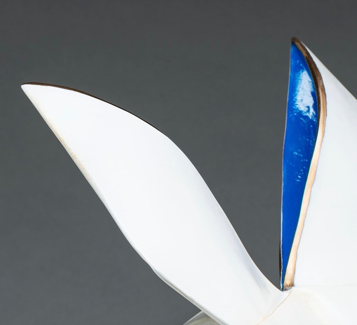 Coniglietto blu 9/50 - Sculpture di Kevin Box