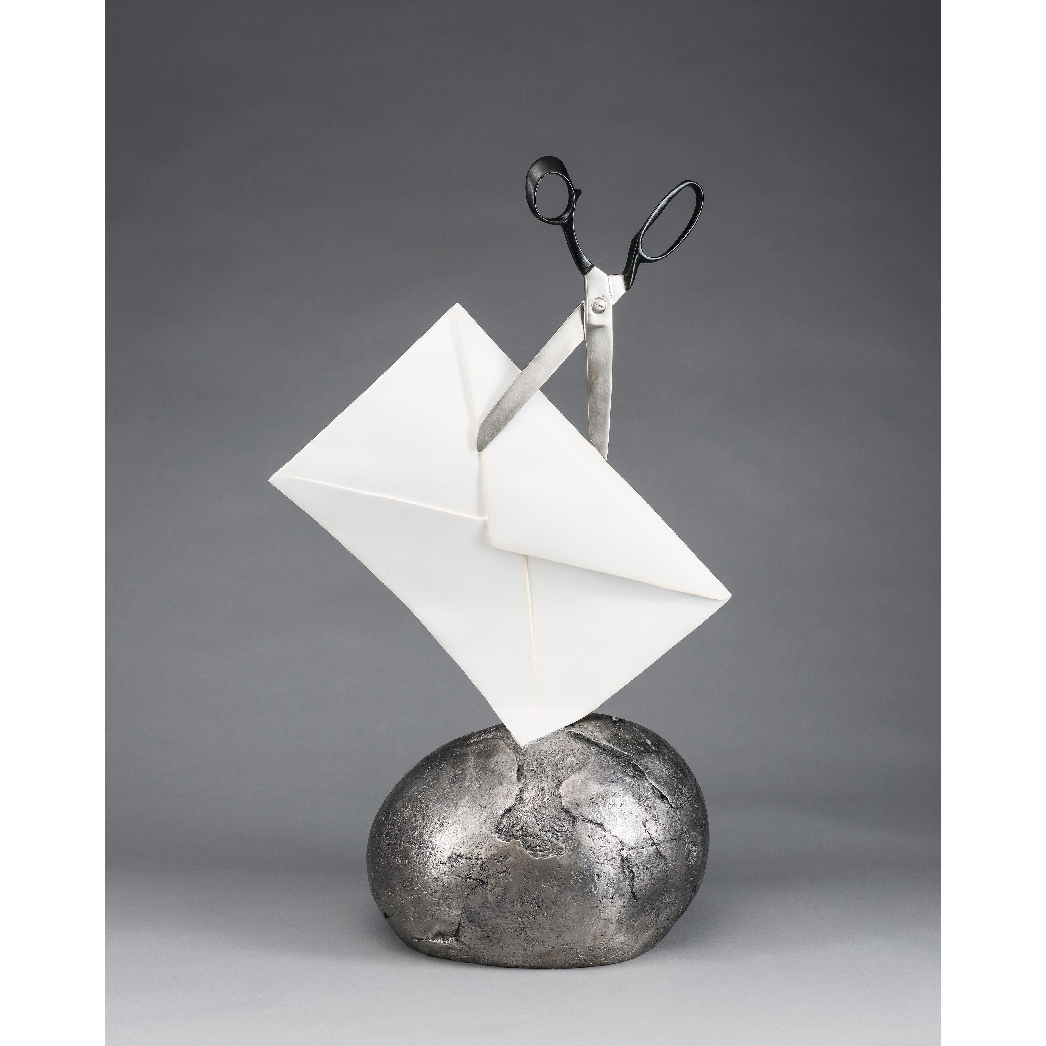 Figurative Sculpture di Kevin Box - A.R.P. 2017 1/24 (forbici blu)
