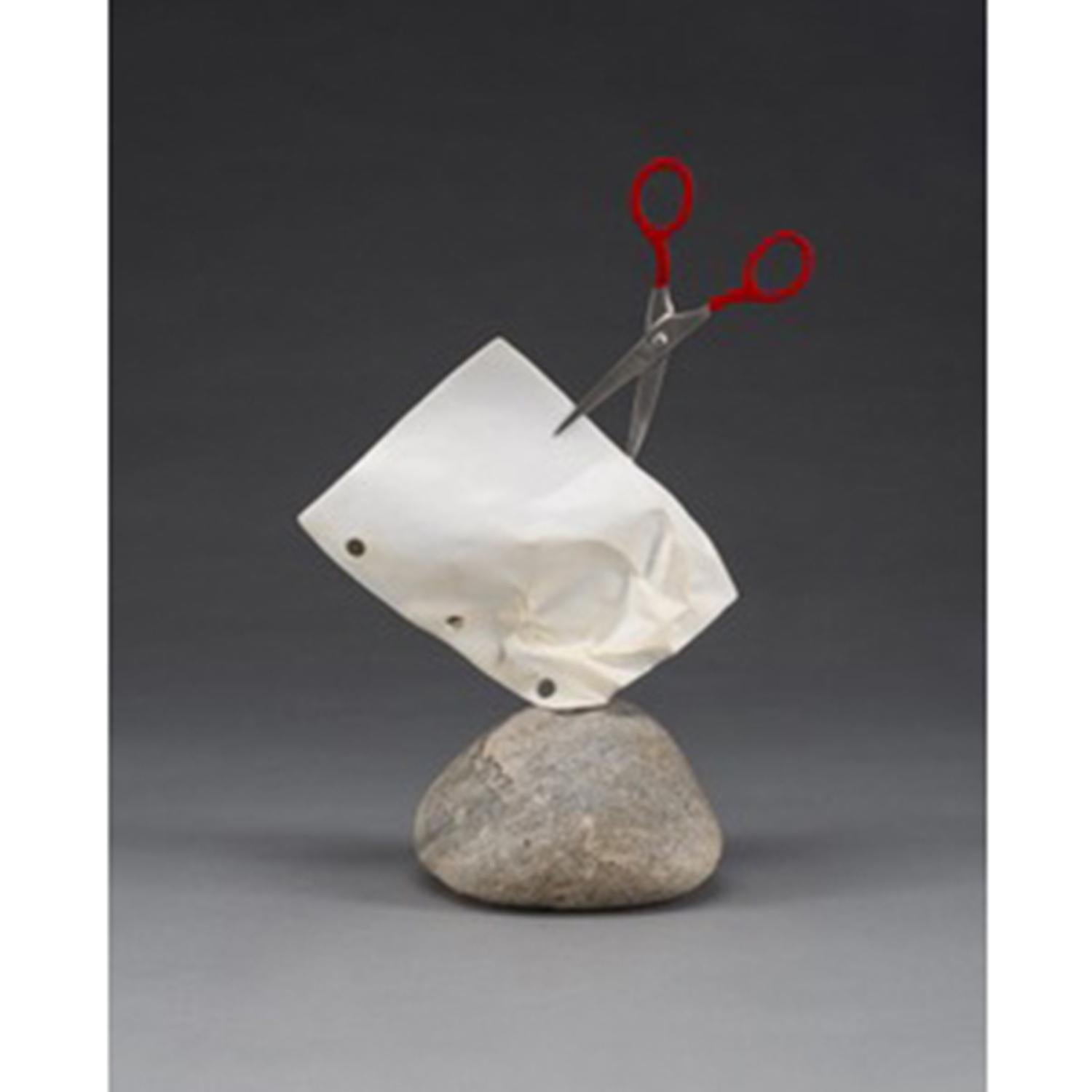 Kevin Box Figurative Sculpture – Schere aus Steinpapier (Mini) #66 op/ed 