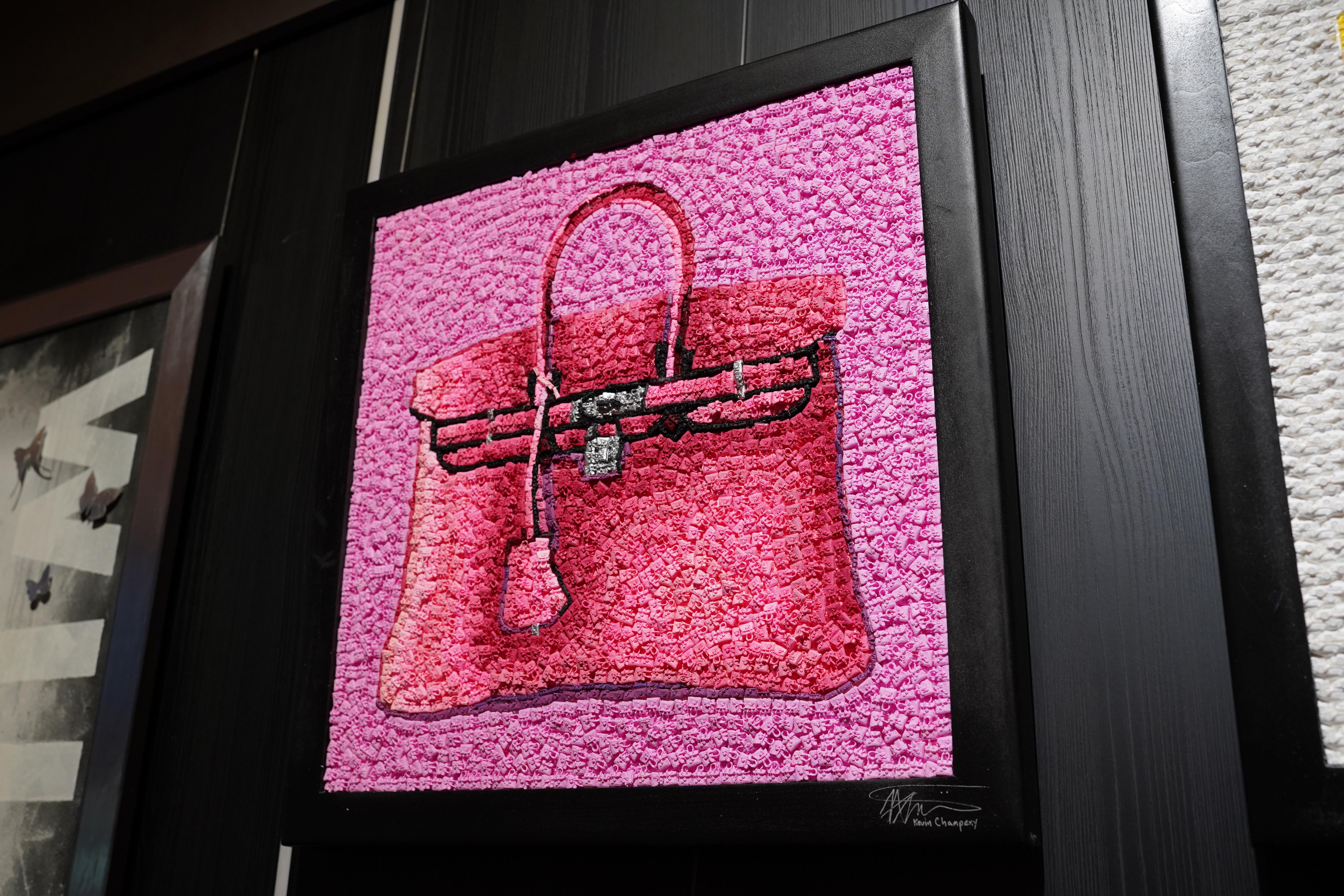 Technique : Chaque pièce de l'œuvre est réalisée à la main avec de la résine de polyuréthane - mosaïque mixte. 

Edition : édition unique

Certificat : d'authenticité fourni

Taille : 63,5 x 63,5 x 4,5 cm 

Poids : 5,40 kg 

Kevin Champeny est un