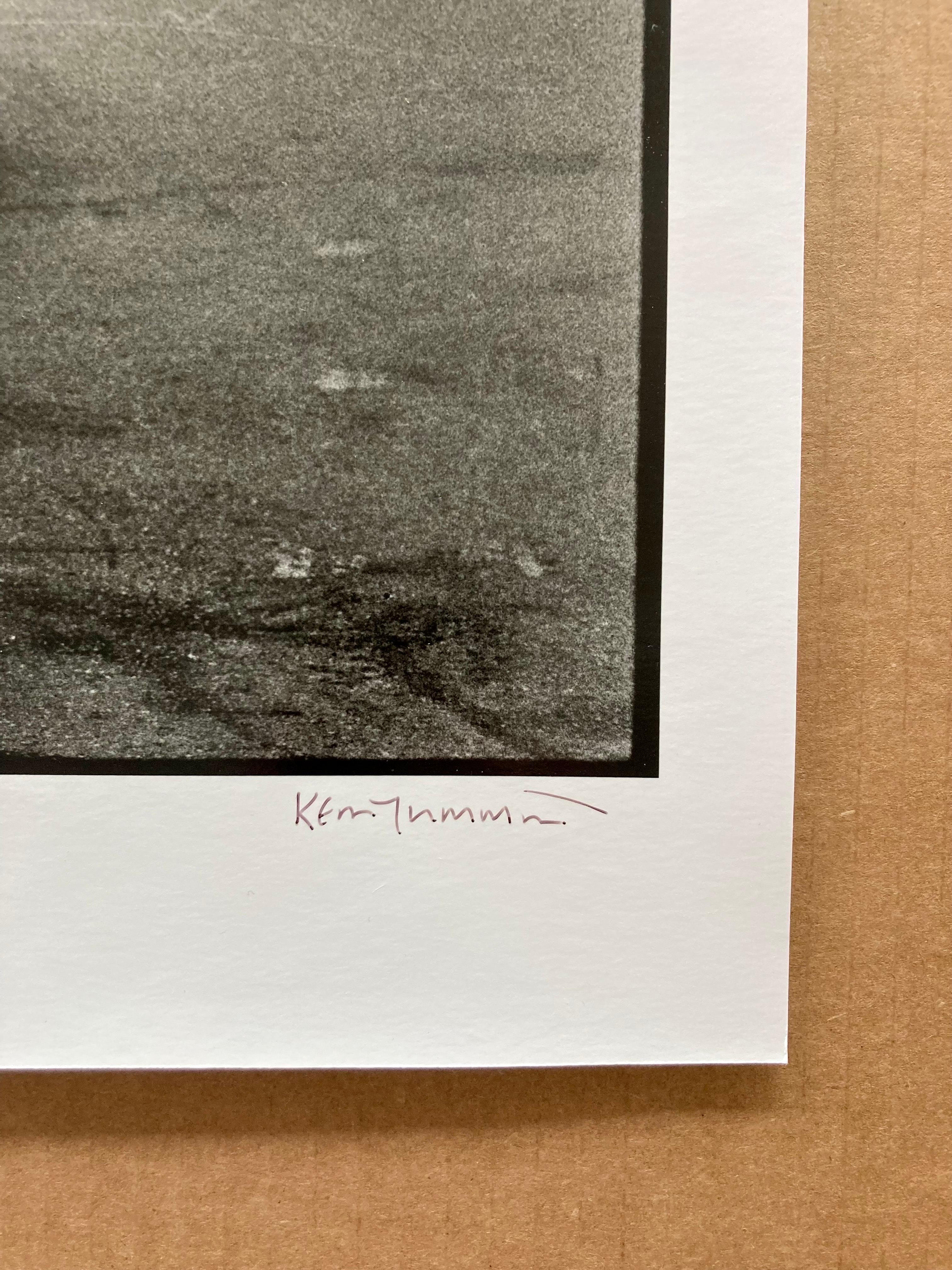 Bernard Sumner: „Neu-Ordner“ (Fotorealismus), Photograph, von Kevin Cummins