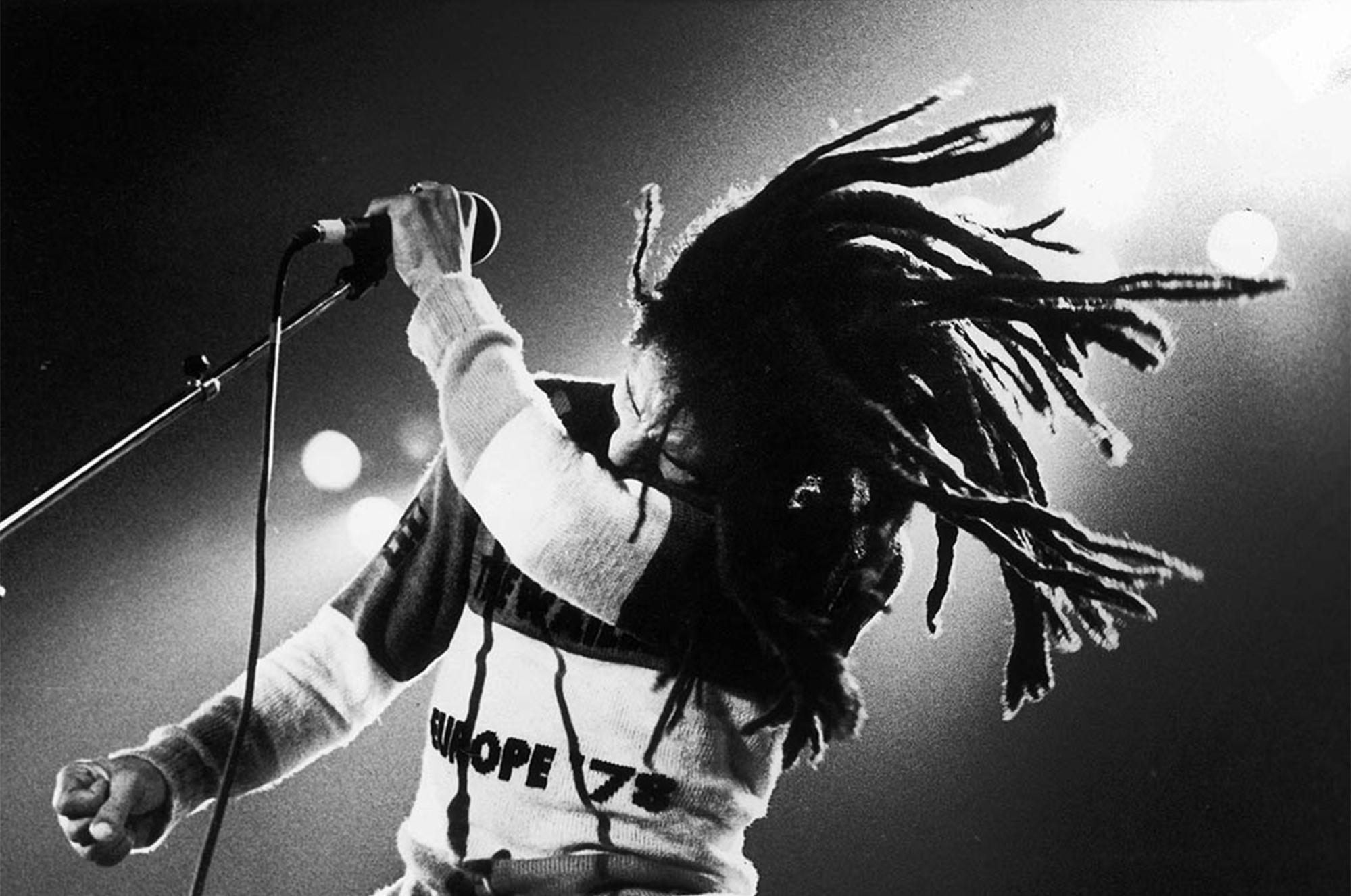 Kevin Cummins Black and White Photograph – Bob Marley