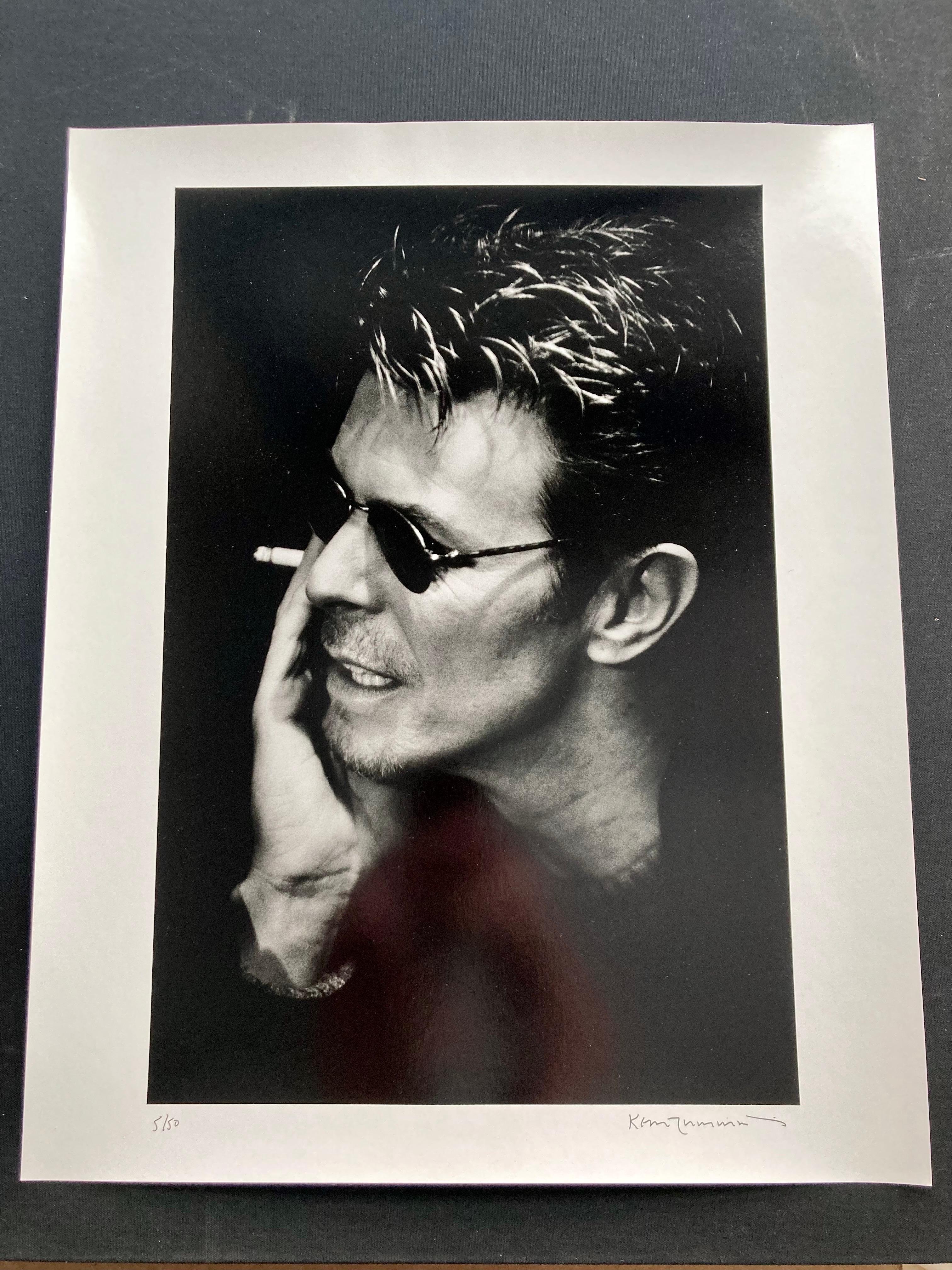 Signierter Silbergelatineabzug in limitierter Auflage (16x20 Zoll) von David Bowie, mit Sonnenbrille und Zigarette, von Kevin Cummins, aufgenommen im November 1995

Auflage Nummer 5/50, signiert und nummeriert von Kevin Cummins.

Dieser David