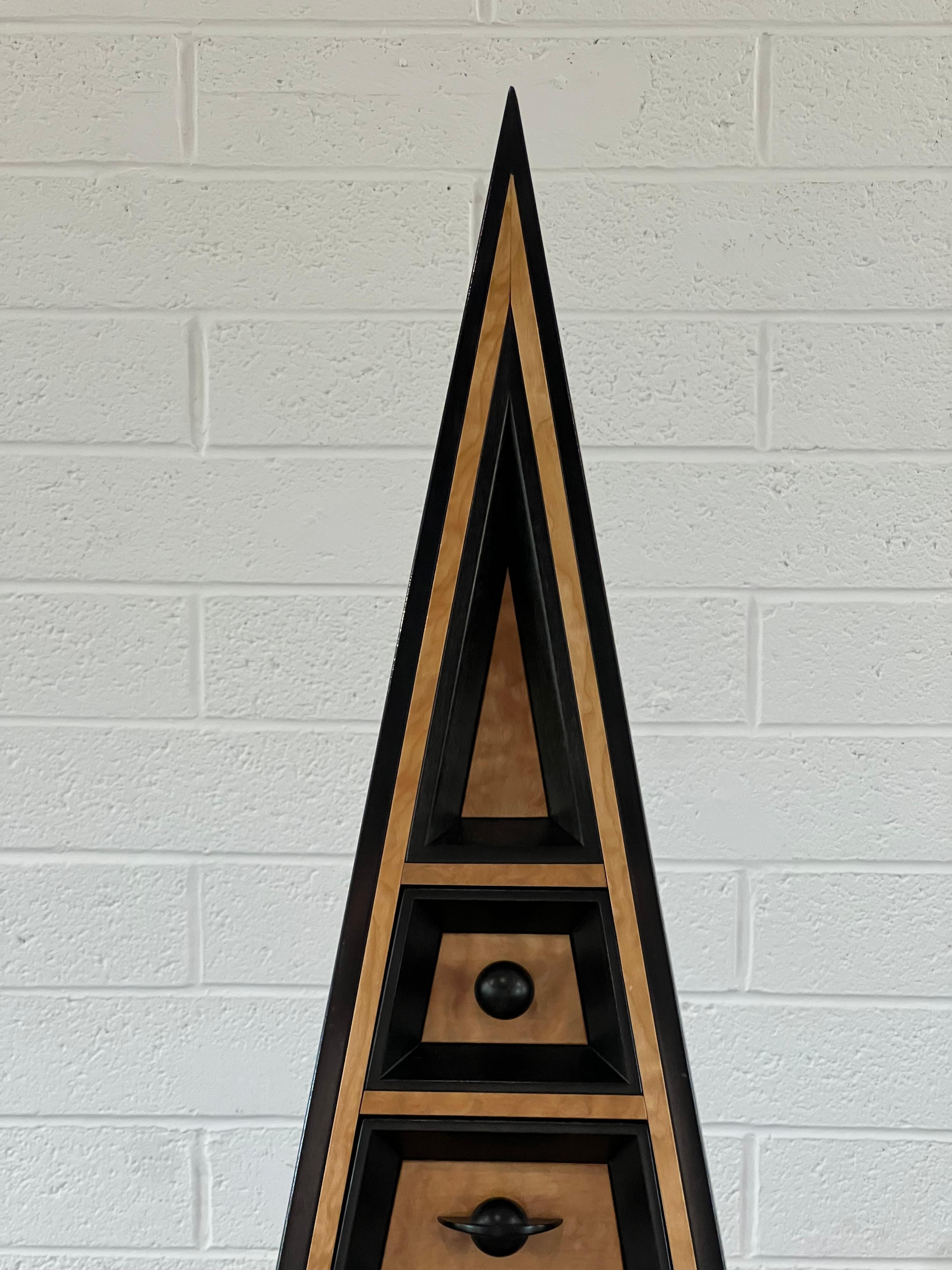 Moderne Cabinet pyramidal de Kevin Irvin, sur mesure, 2001 en vente