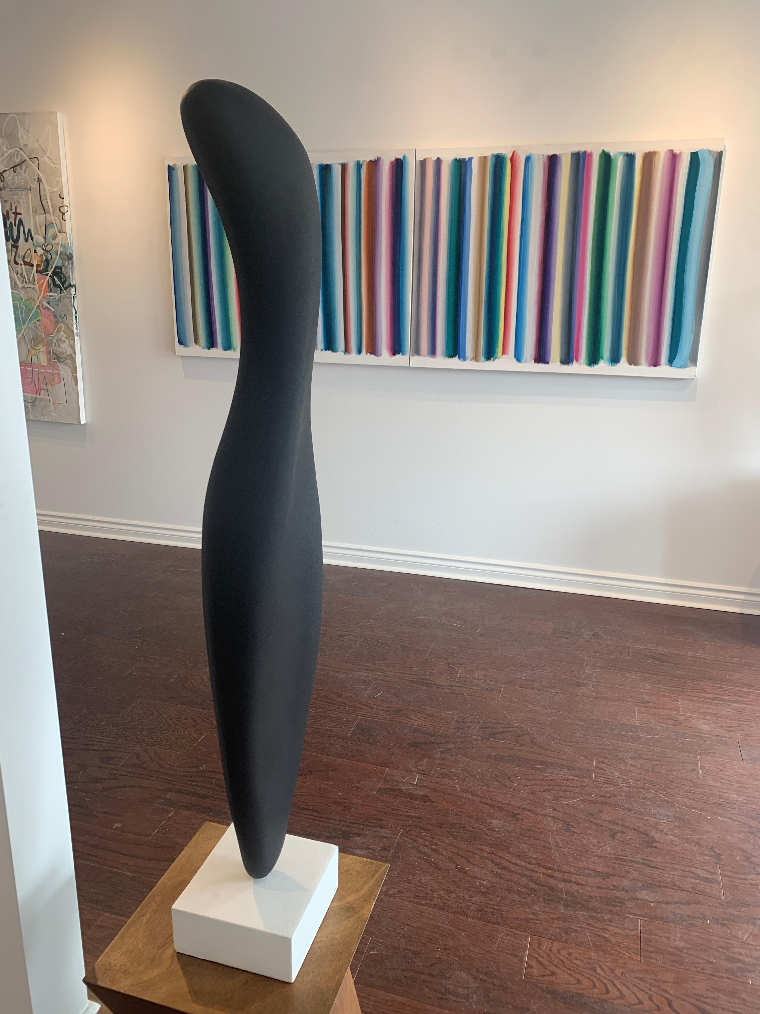 Messer mit Messer (Braun), Figurative Sculpture, von Kevin Kelly