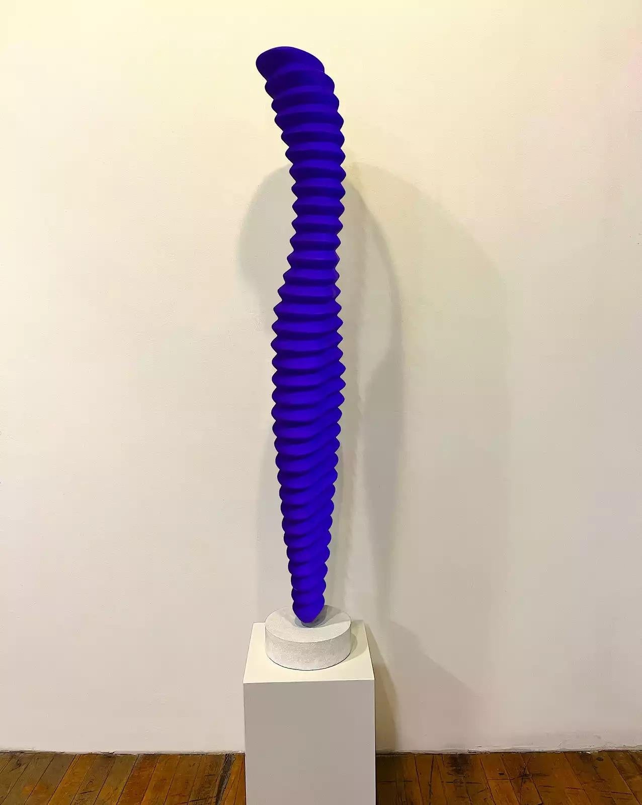 Messer V (Blaues Messer) – Sculpture von Kevin Kelly