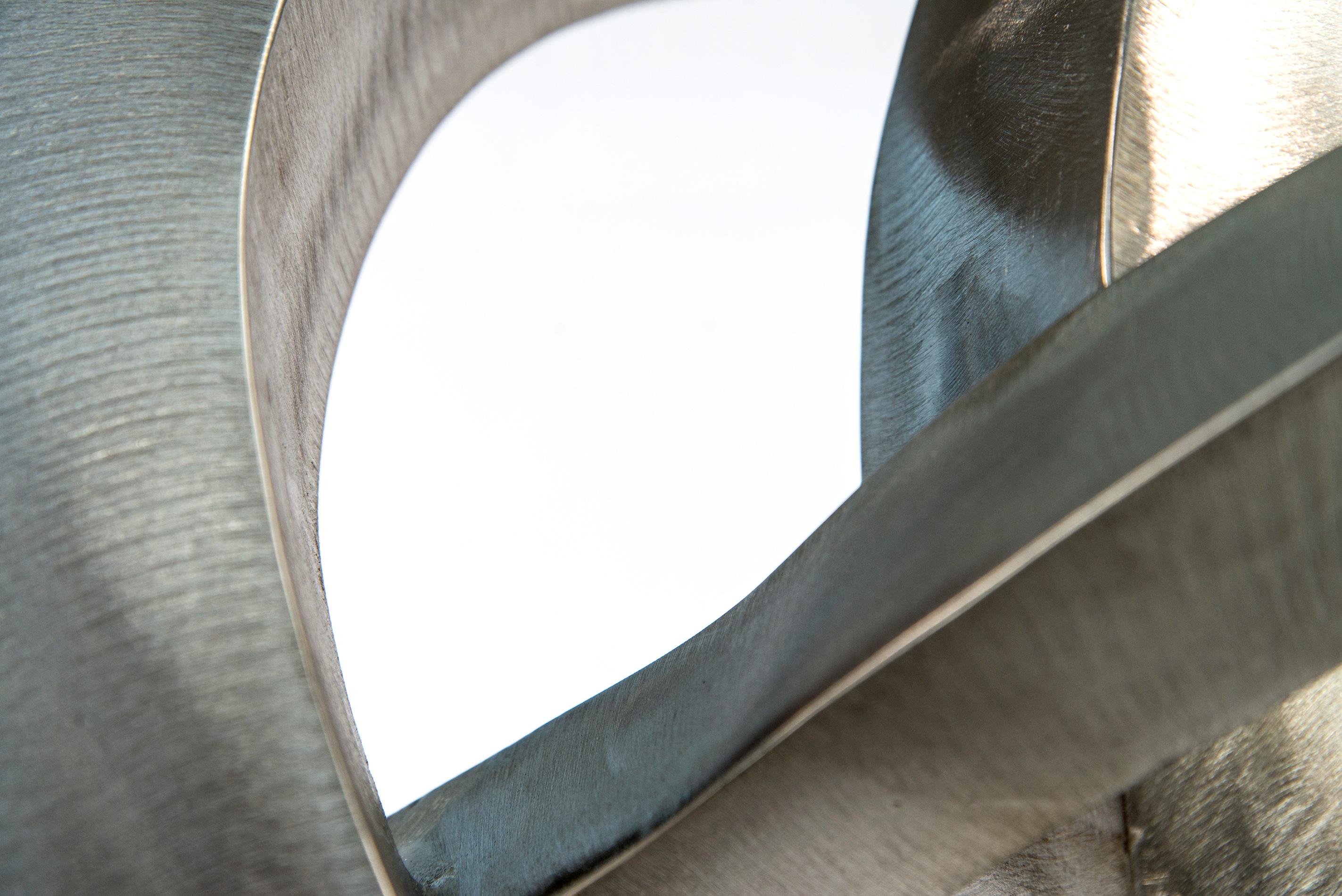 A Glimpse of Fun - scultura contemporanea, astratta e forgiata in acciaio inox in vendita 4