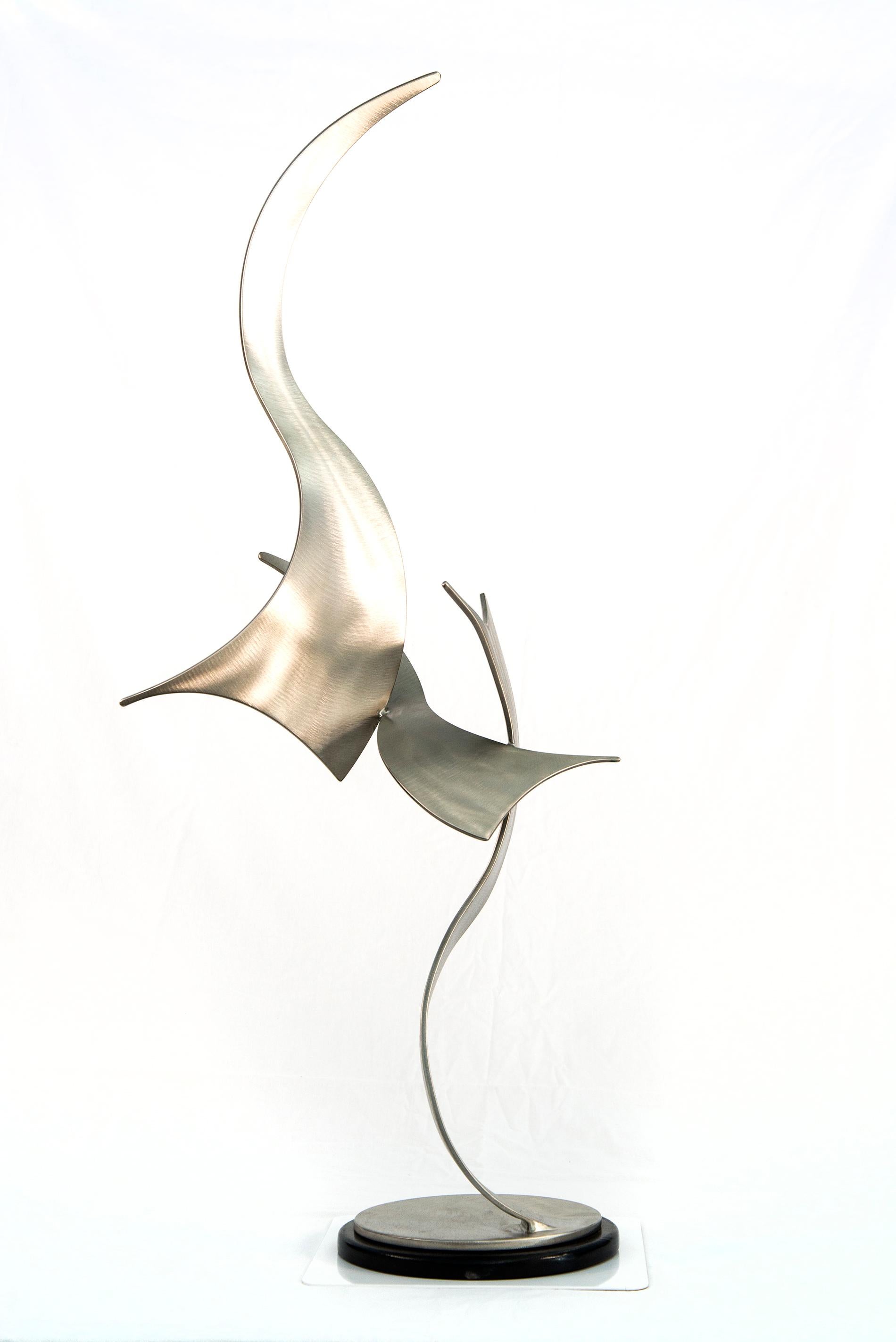 Élégante Mouvement 171 - sculpture contemporaine abstraite en acier inoxydable forgé - Contemporain Sculpture par Kevin Robb