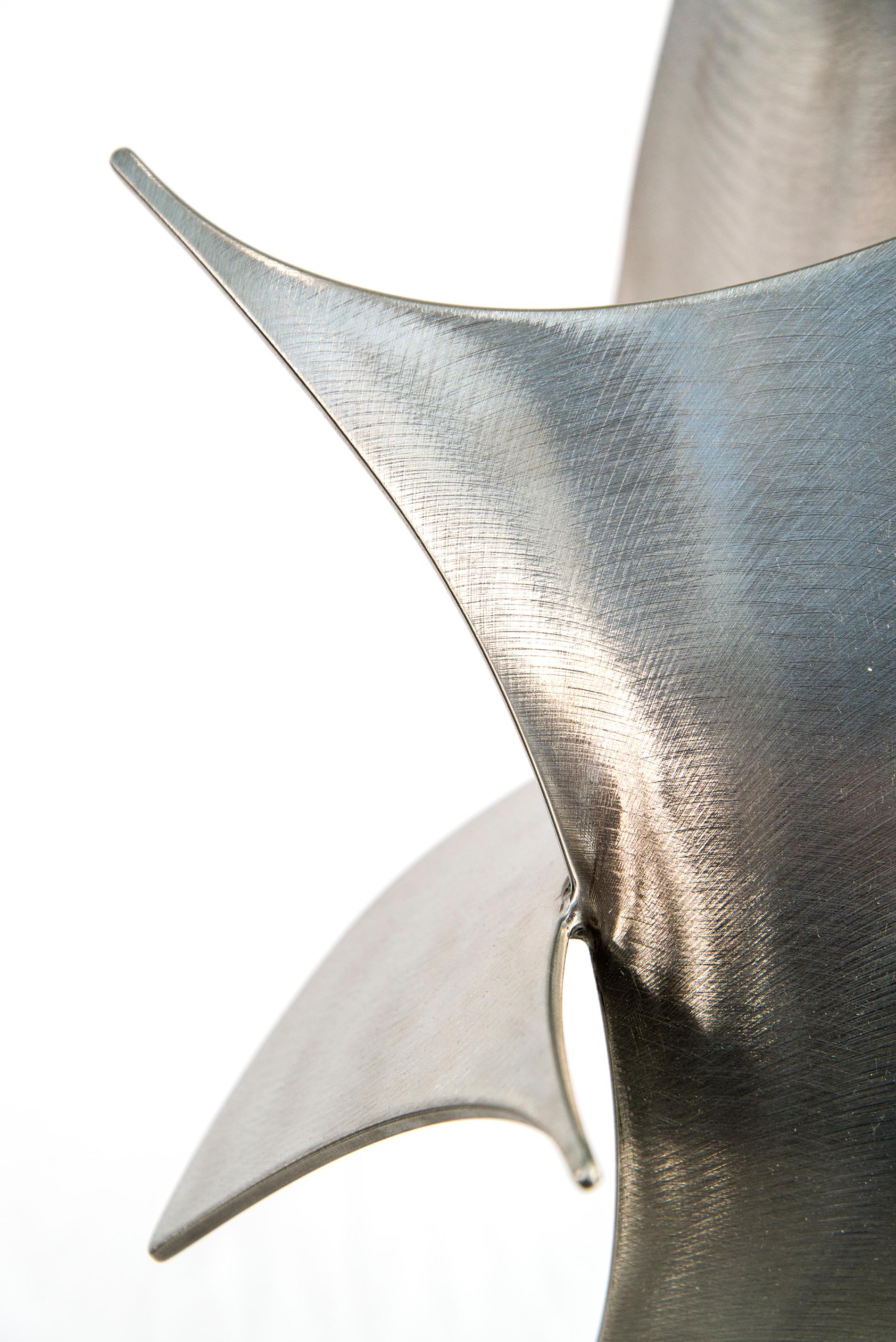 Élégante Mouvement 171 - sculpture contemporaine abstraite en acier inoxydable forgé en vente 2