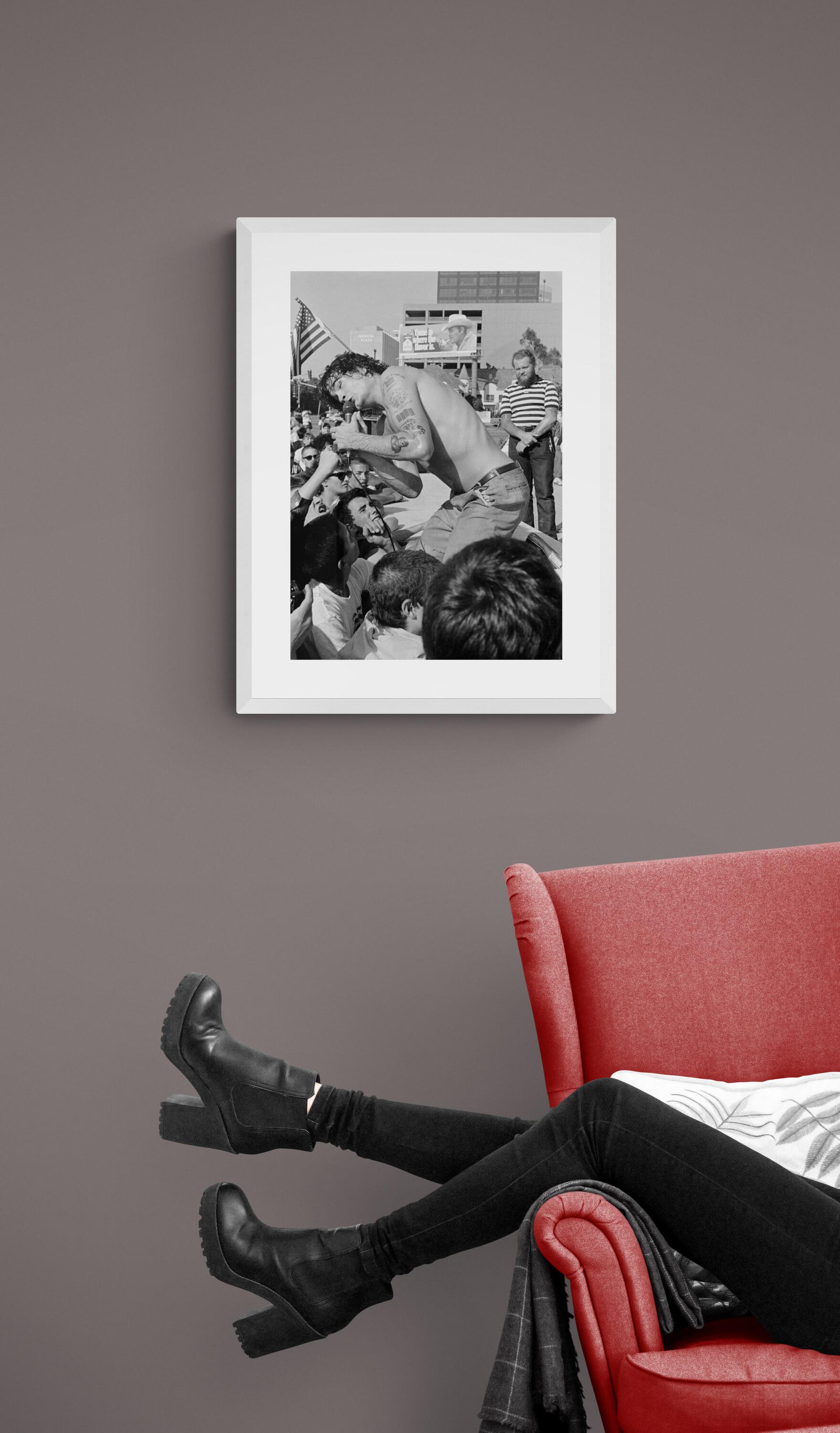 Schwarze Flagge #3 (Performancekunst), Photograph, von Kevin Salk