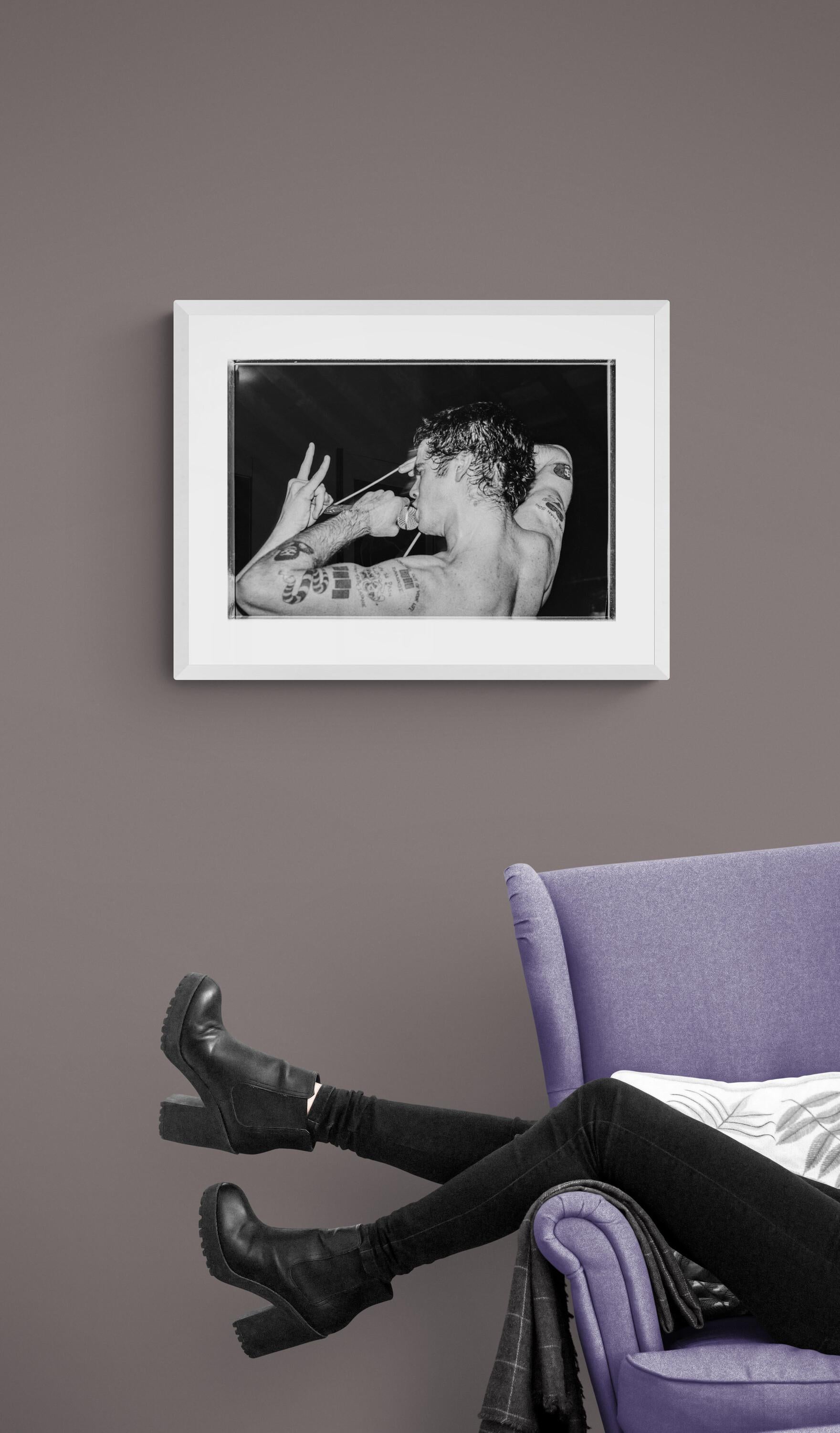 Schwarze Flagge Foto #1 (Performancekunst), Photograph, von Kevin Salk