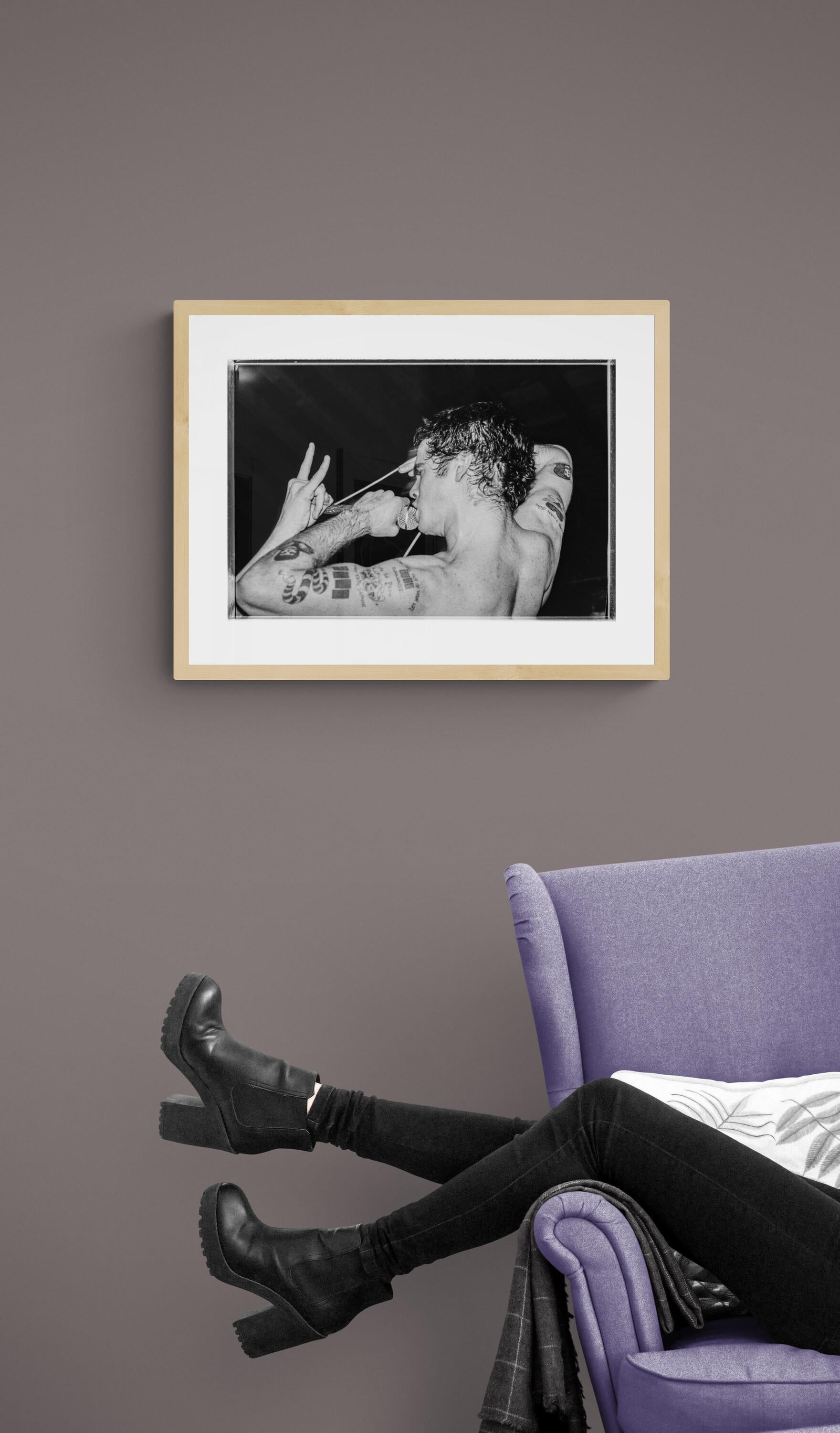 Henry Rollins von Black Flag im Mi Casita, aufgenommen am 14. Januar 1983.

Details zur Auflage: Pigmentdruck auf 100% Baumwollpapier, vom Künstler signiert und nummeriert in den Rändern, in der folgenden exklusiven, weltweit limitierten Auflage