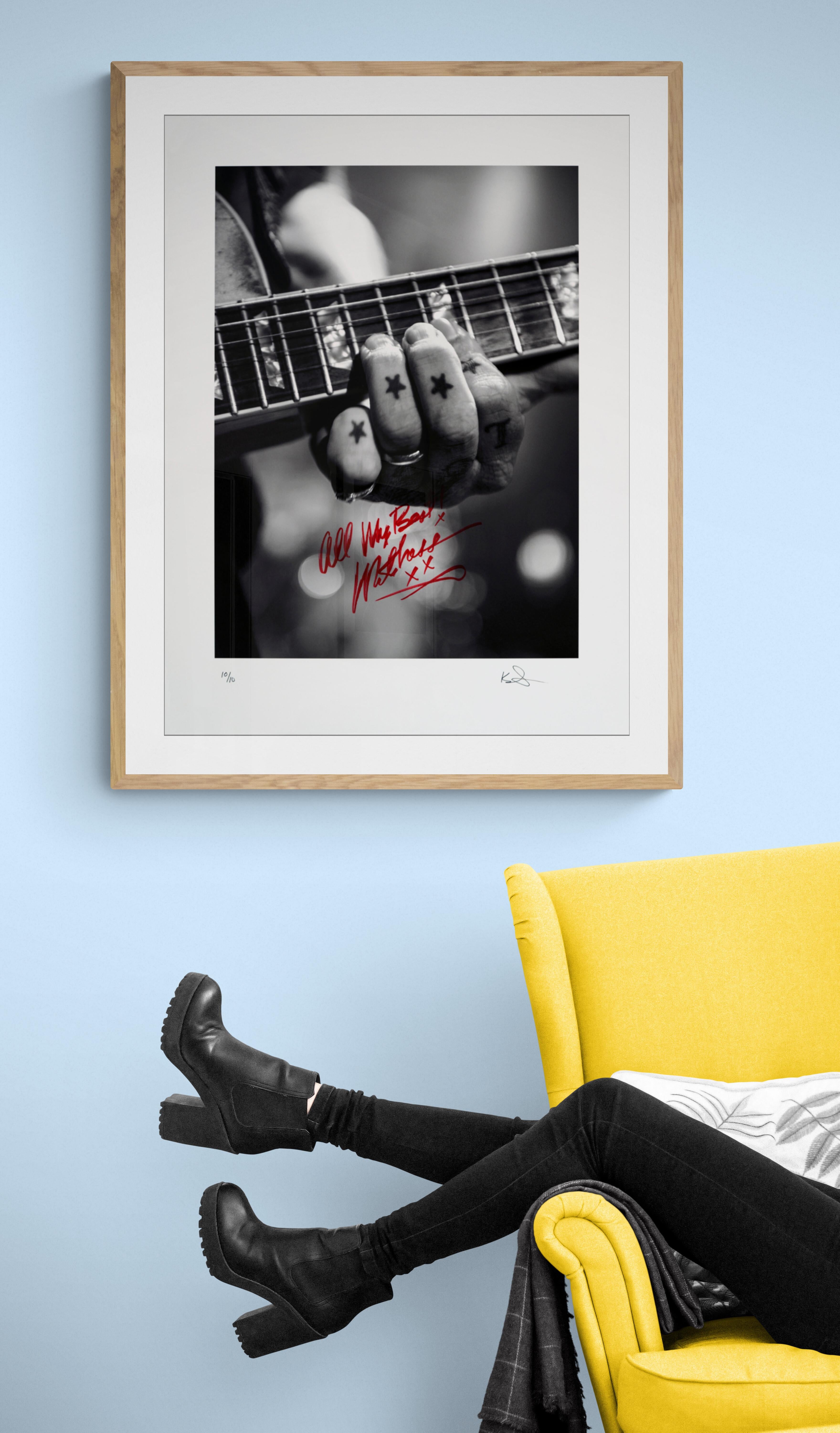 Mike Ness - Black and White Photograph Grigio di Kevin Salk