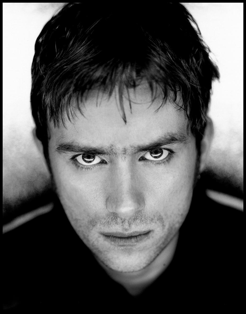 Kevin Westenberg Portrait Photograph – Blur - Großer übergroßer signierter Druck in limitierter Auflage