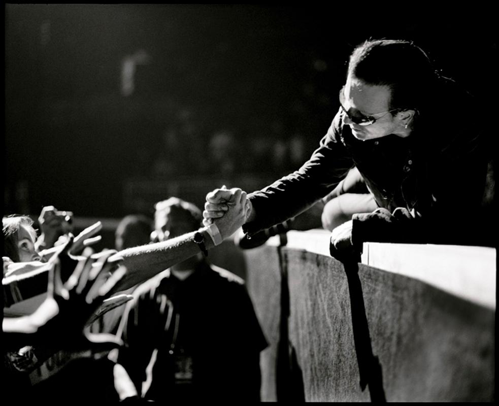 Bono

Bono auf der Bühne

von Kevin Westenberg- Signierte limitierte Auflage

Kevin Westenberg ist seit über 25 Jahren berühmt für seine provokativen und faszinierenden Bilder von Musikern, Künstlern und Filmstars der Weltklasse.

Seine Technik der