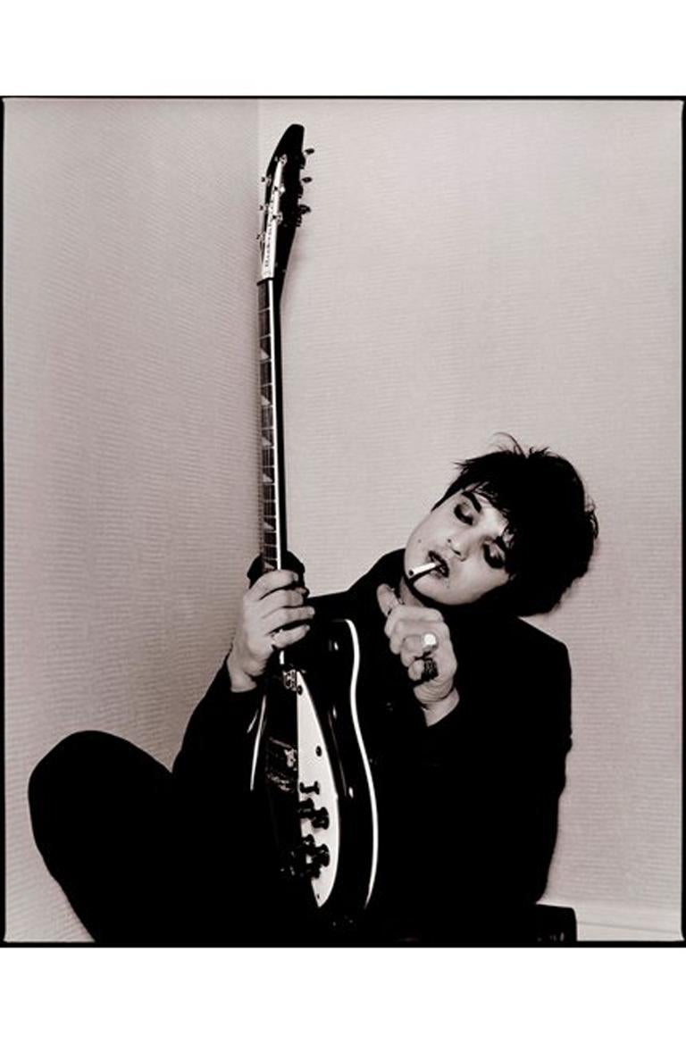 Pete Doherty, por Kevin Westenberg, 2008

Impresión en pigmento de archivo, edición limitada firmada

Tamaño de impresión 152 x 101 cm 
firmado 
numerado 
edición talla 3 sólo esta talla más 2 AP
impreso 2020

Pete Doherty es más conocido por ser