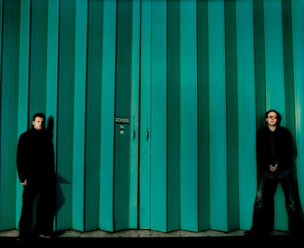 Los Hermanos Químicos  

por Kevin Westenberg
Edición limitada firmada

Kevin Westenberg es famoso por su creación de imágenes provocadoras y electrizantes de músicos, artistas y estrellas de cine de talla mundial desde hace más de 25 años.

Su