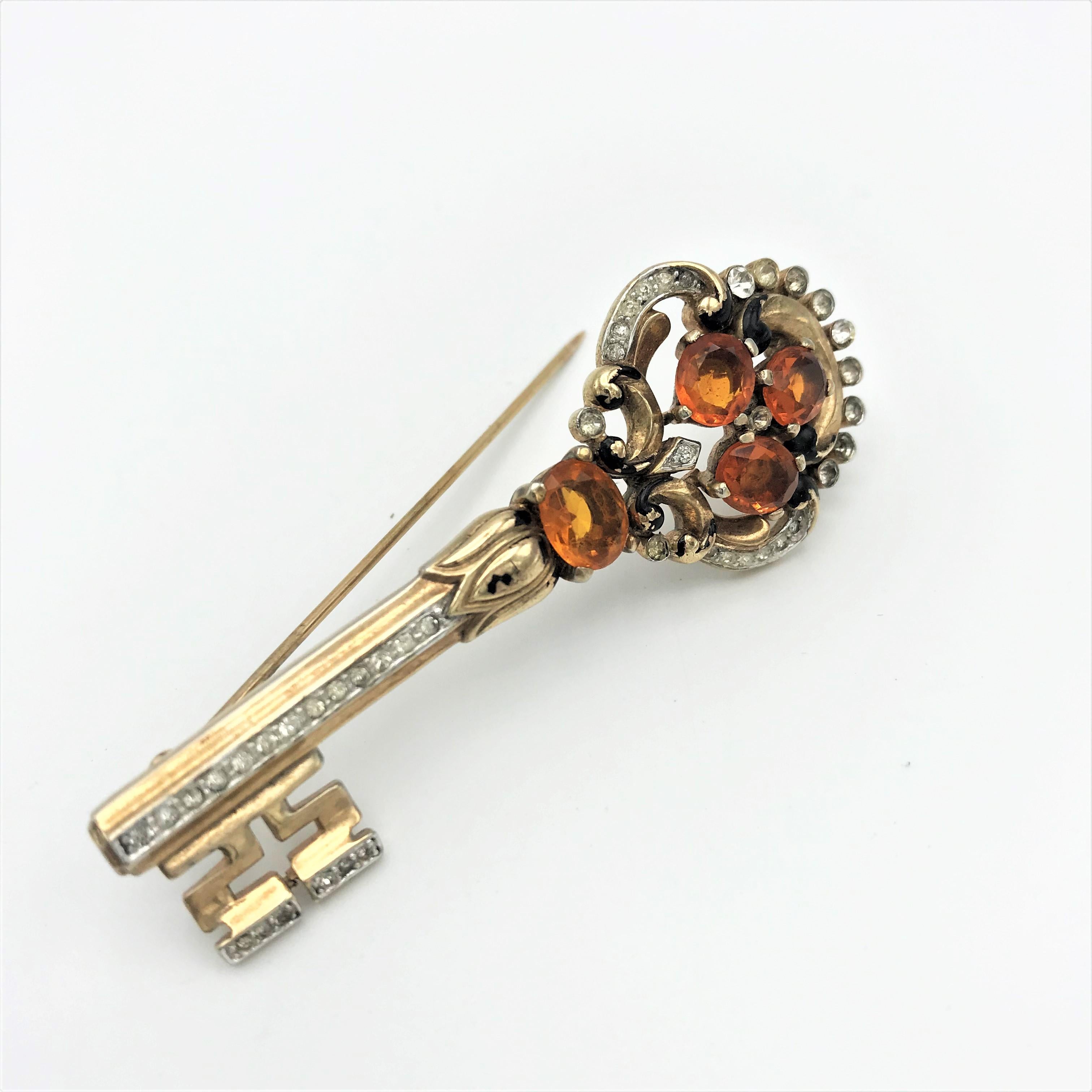 A popular motif in the 1940s was the key decorated with colored rhinestones in sterling and gold plated. Signed on the back TRIFARI   PAD PEN
Measurement: Length 7 cm/2,7,  width 2,5 cm/1