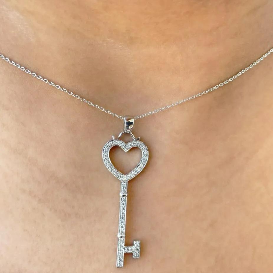 Key Heart Diamond Pendant Necklace in 14k Solid Gold Gold In New Condition For Sale In Chicago, IL