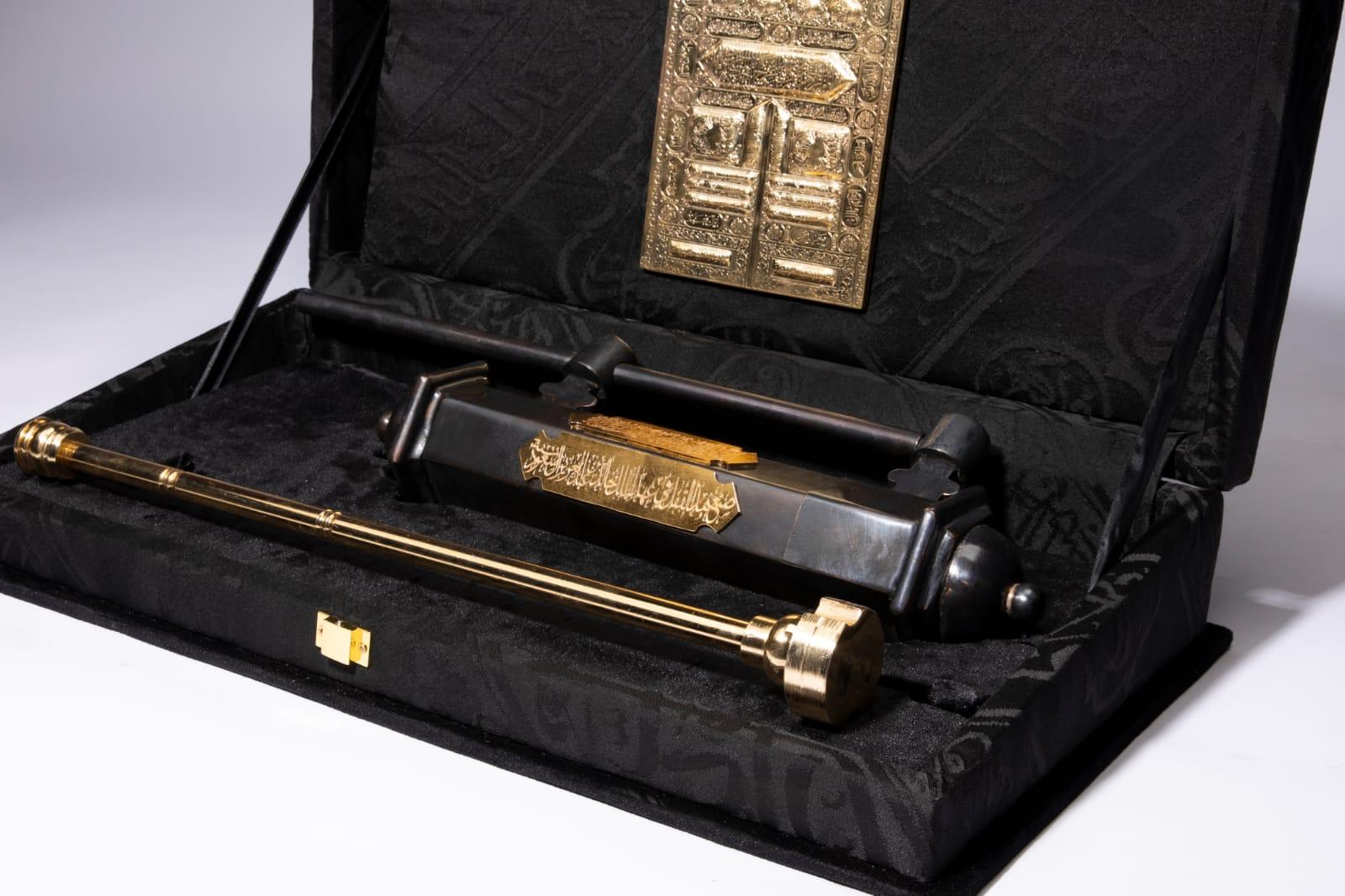 Key and lock of the Holy Kaaba in the era of King Khalid bin Abdulaziz Al Saud.

Black Kaaba fabric clad - key and lock 24 karat gold plating

High quality with luxury box

Measures: Key length :- 47cm

Lock length:- 53 cm

Box length: