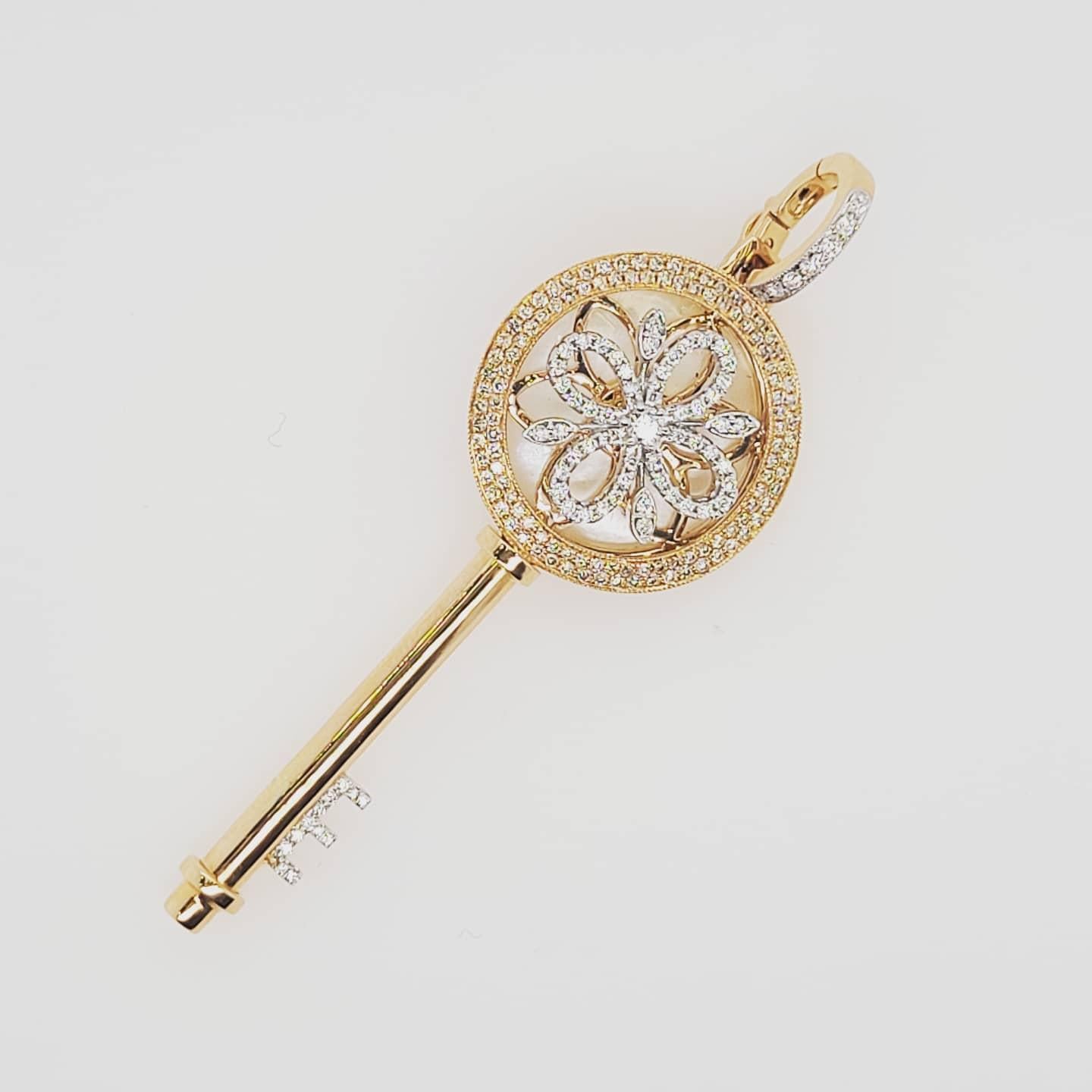 Moderne Pendentif magique clé en or 18 carats avec diamants et coquille de perles en vente