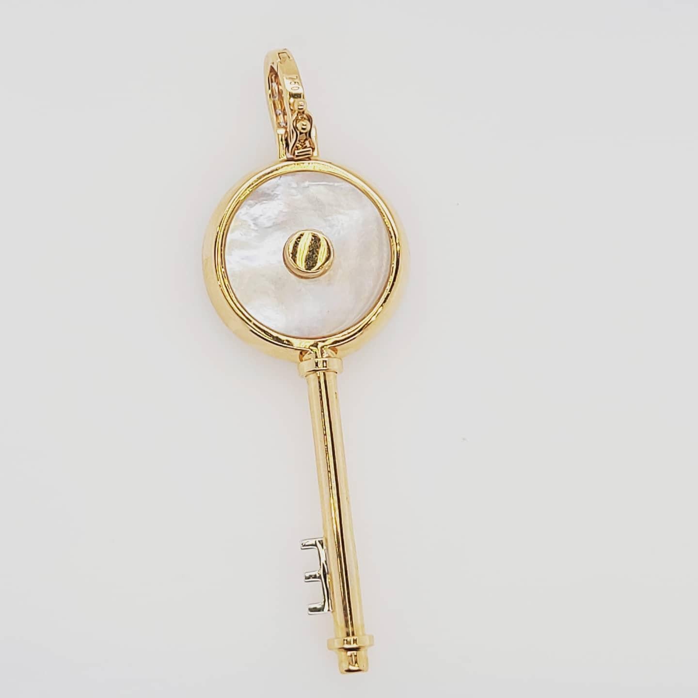 Round Cut Key Magic Pendant in 18k Gold with Diamonds and Pearl Shell For Sale