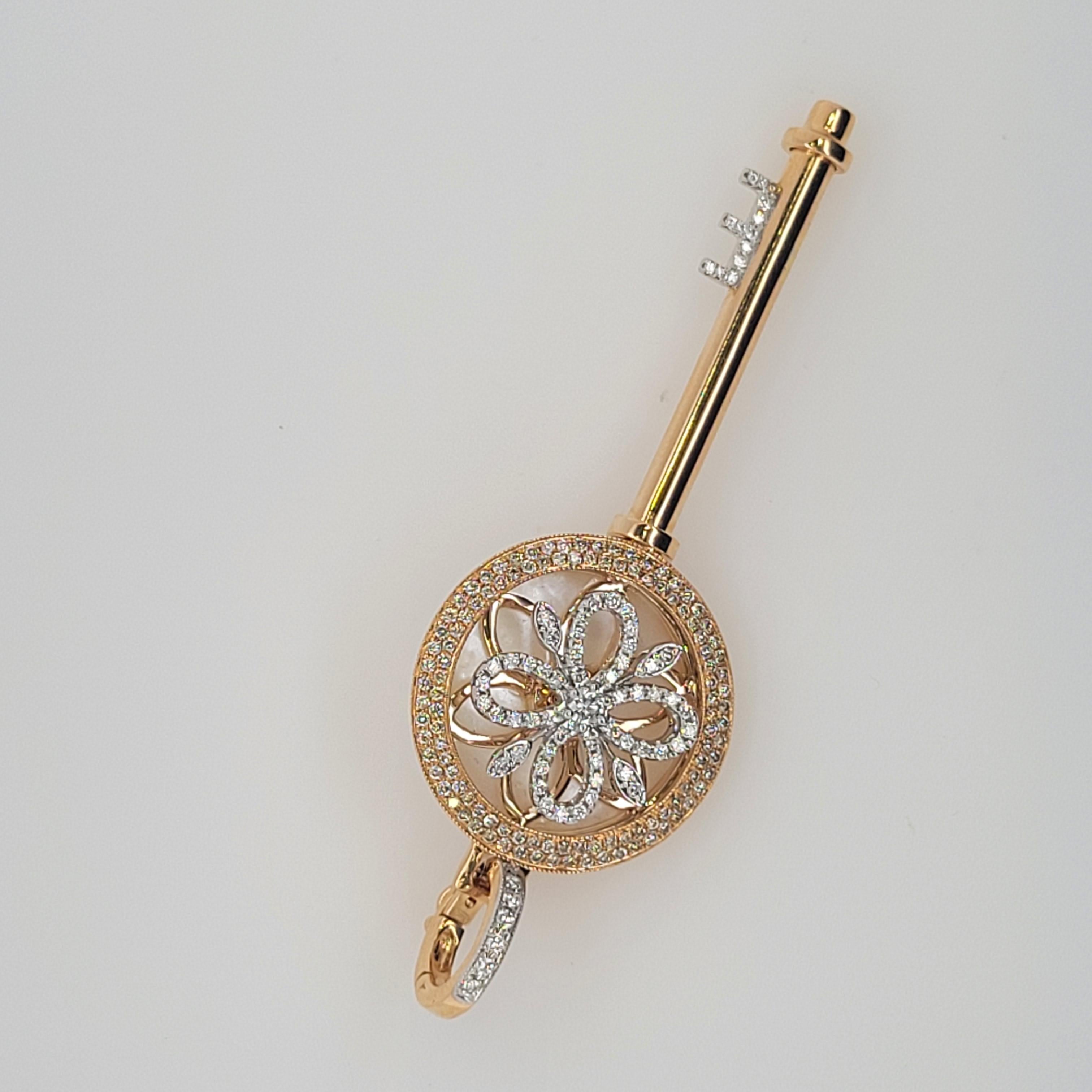 Pendentif magique clé en or 18 carats avec diamants et coquille de perles en vente 1
