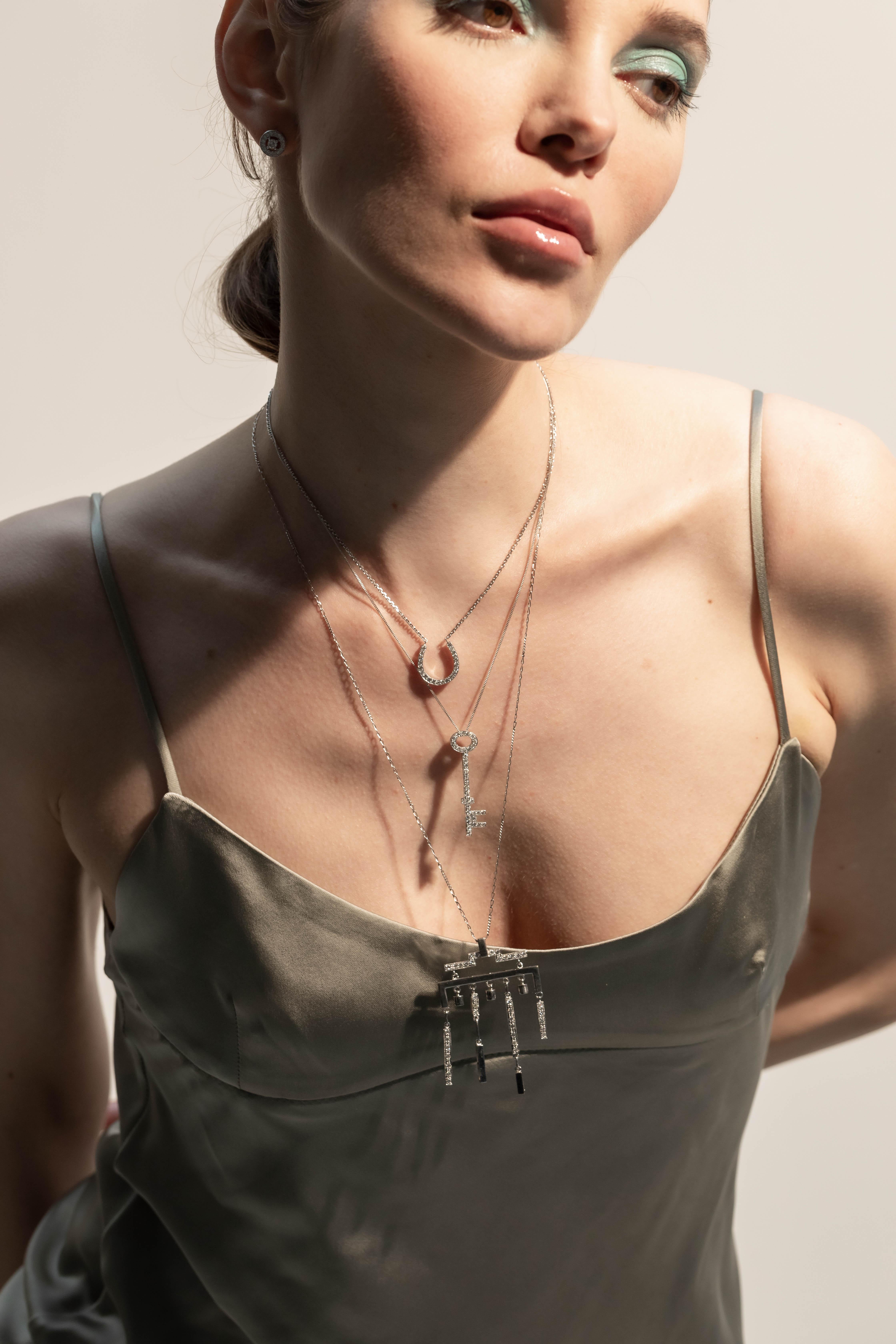 Femenino o masculino Key necklace in white gold with diamonds en venta