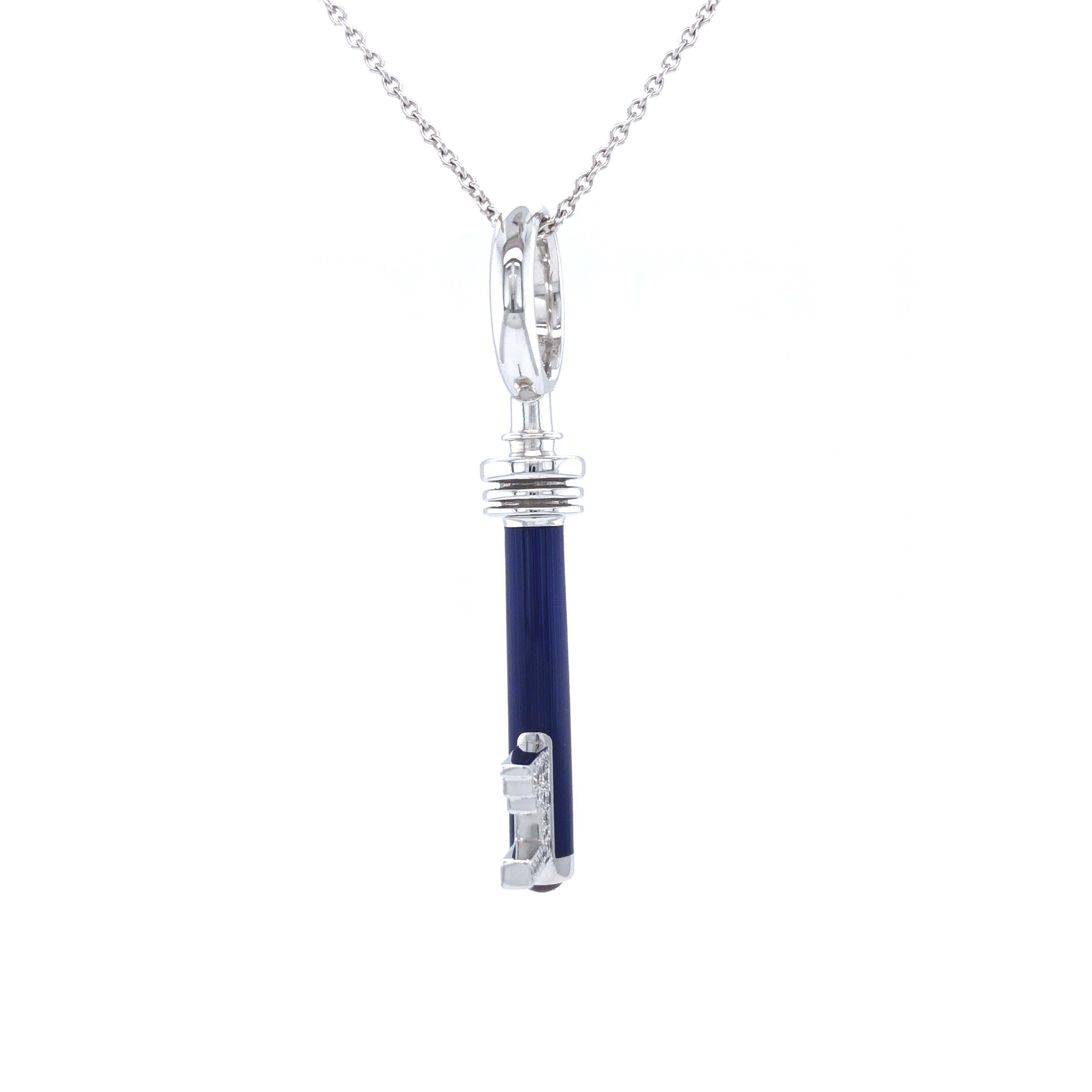 Taille brillant Collier pendentif clé en or blanc 18 carats, émail bleu et 44 diamants 0,36 carat, rubellite GVS en vente