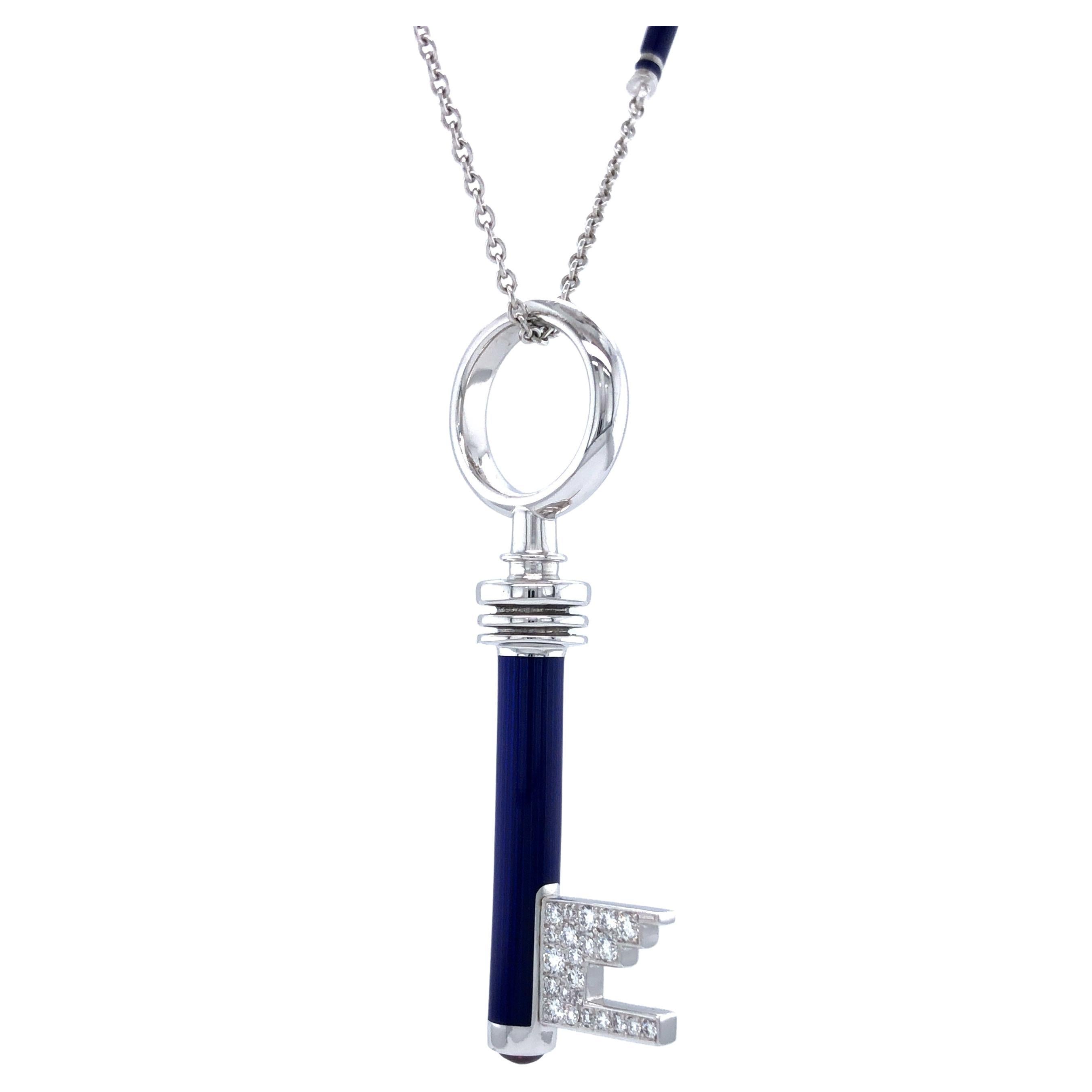 Collier pendentif clé en or blanc 18 carats, émail bleu et 44 diamants 0,36 carat, rubellite GVS en vente