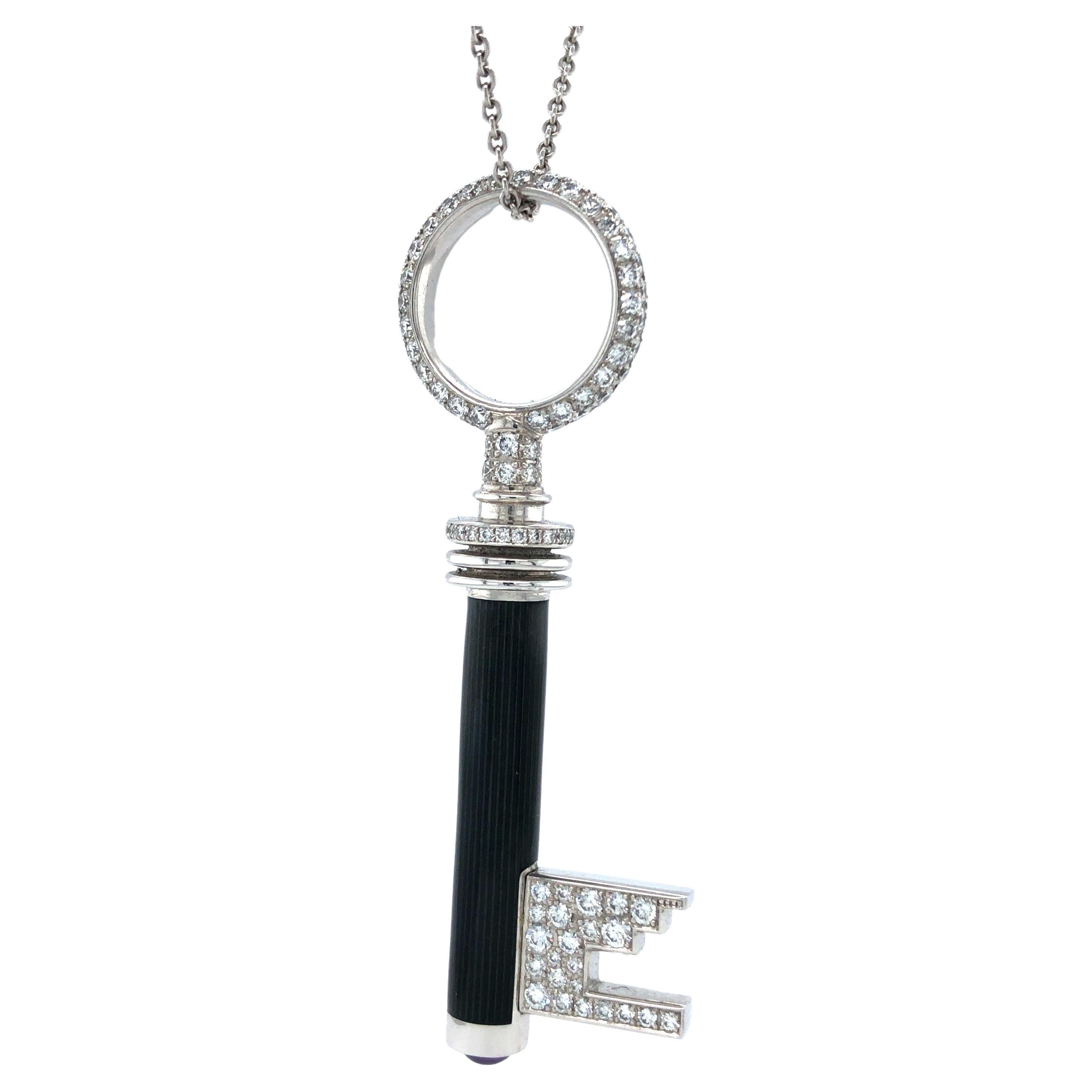 Collier pendentif clé en or blanc 18 carats, émail gris 162 diamants et améthyste de 1,90 carat