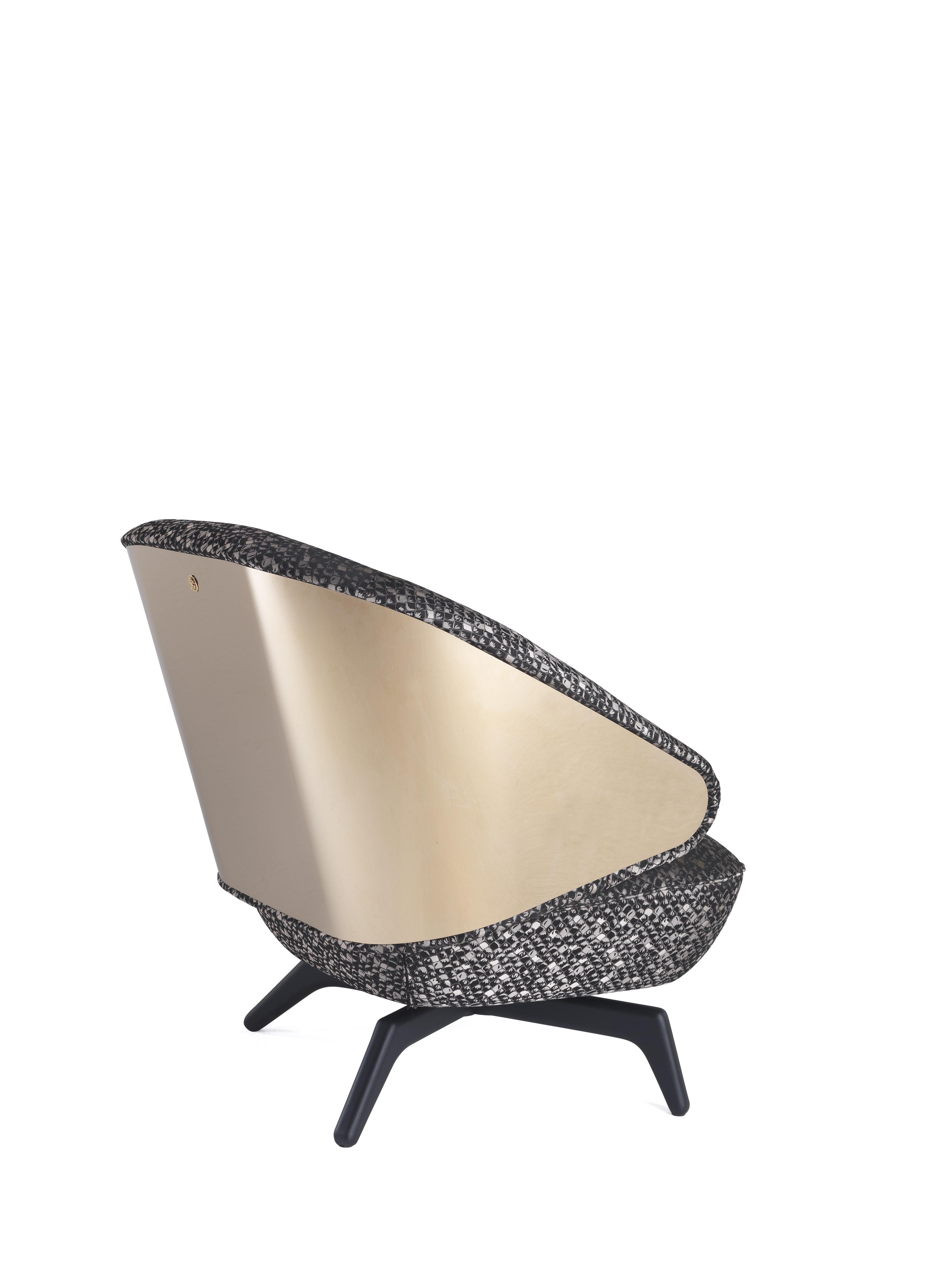 Nouveau design séduisant pour le fauteuil Key West. De formes sinueuses et arrondies, il est doté d'un dossier enveloppant en métal doré poli et d'une assise confortable. Sensualité, chaleur et charme : les ingrédients parfaits pour créer un cadre