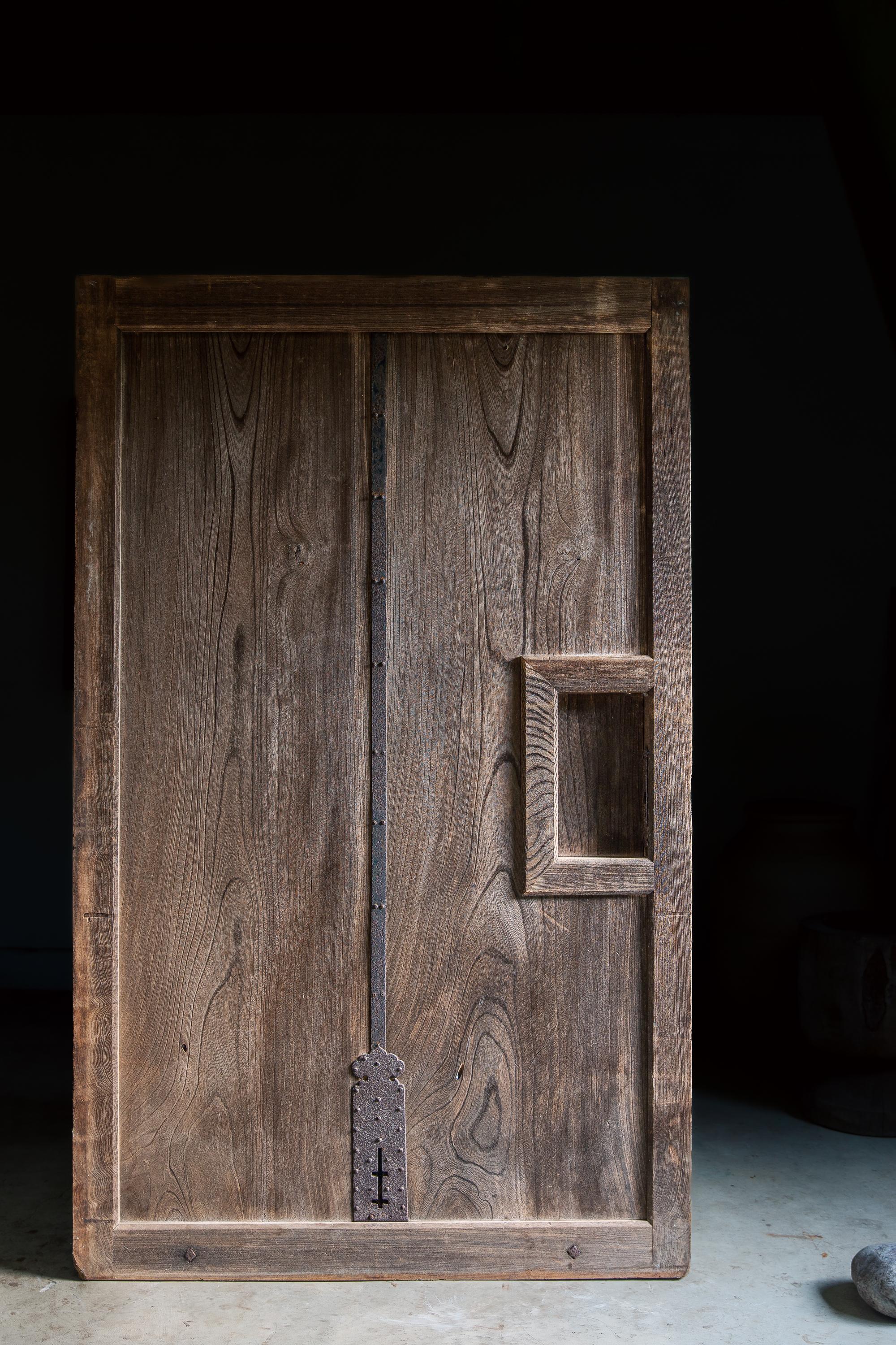Japonais Grande porte de magasin d'antiquités Keyaki zelkova des années 1900, Kurado. wabi sabi en vente
