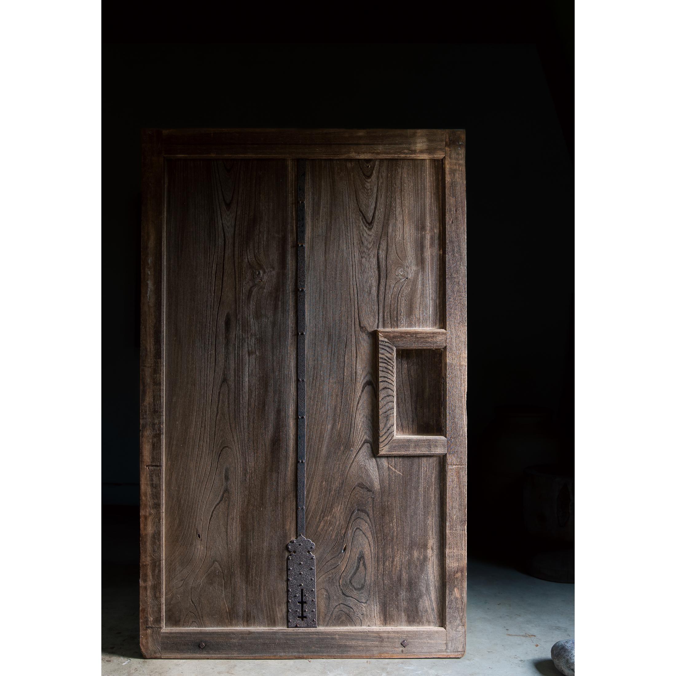Nouvelles trouvailles de l'entrepôt de l'agriculteur. Kurado antique (porte Kura) en bois massif de qualité Keyaki zelkova, naturellement devenu grisâtre avec l'âge.

Les 