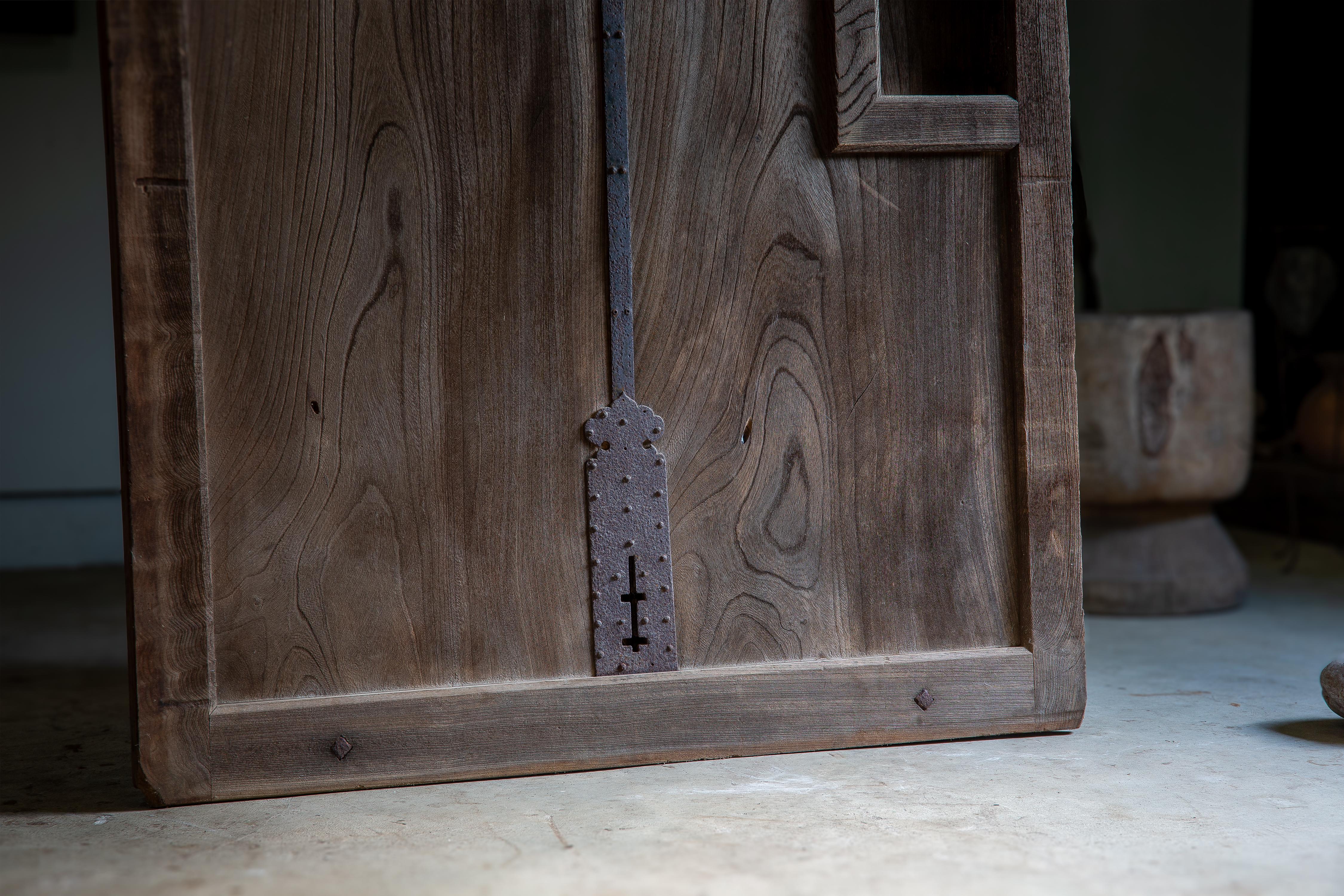 20ième siècle Grande porte de magasin d'antiquités Keyaki zelkova des années 1900, Kurado. wabi sabi en vente