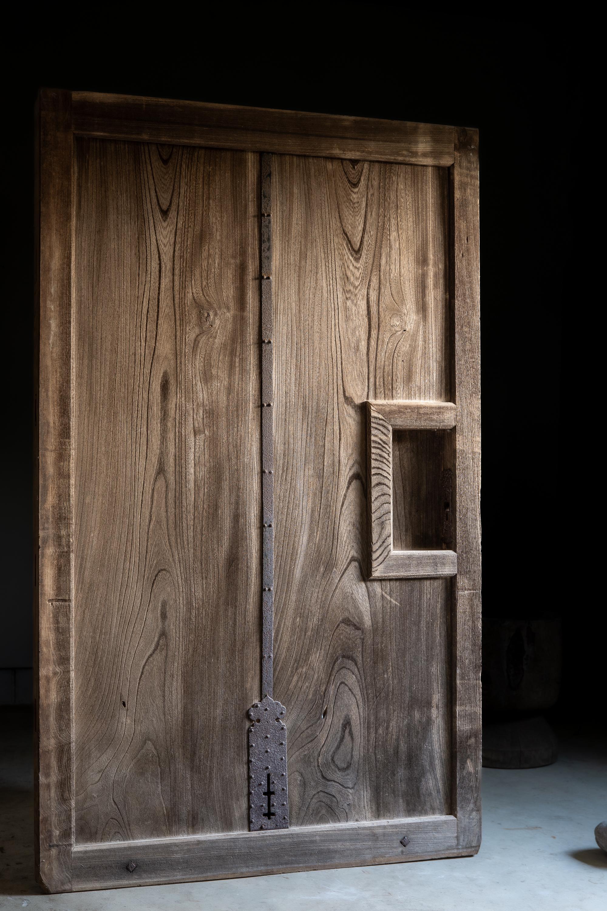 Bois de feuillus Grande porte de magasin d'antiquités Keyaki zelkova des années 1900, Kurado. wabi sabi en vente