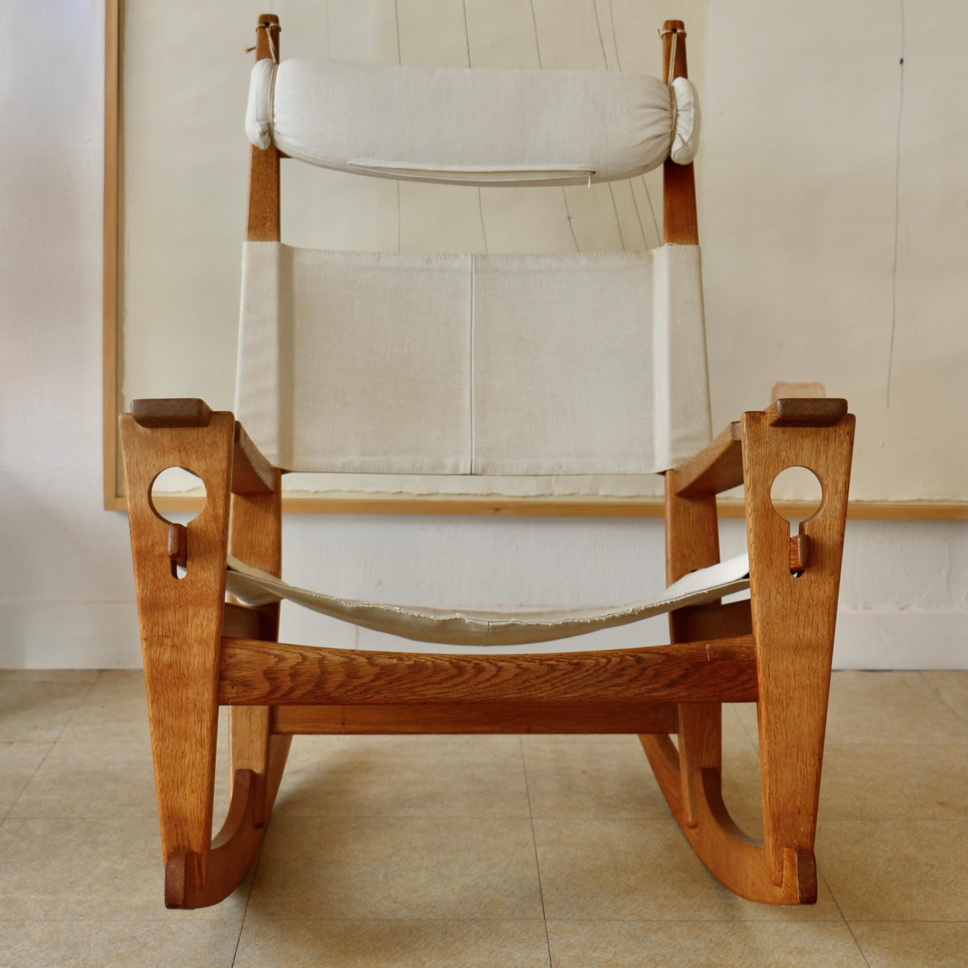 Hans  J. Wegner pour GETAMA. Un très grand rocking-chair dont le nom vient des trous dans les poutres avant pour insérer les poutres de soutien du siège. Le design rappelle la construction navale. Le tissu est une toile et le bois est du chêne.