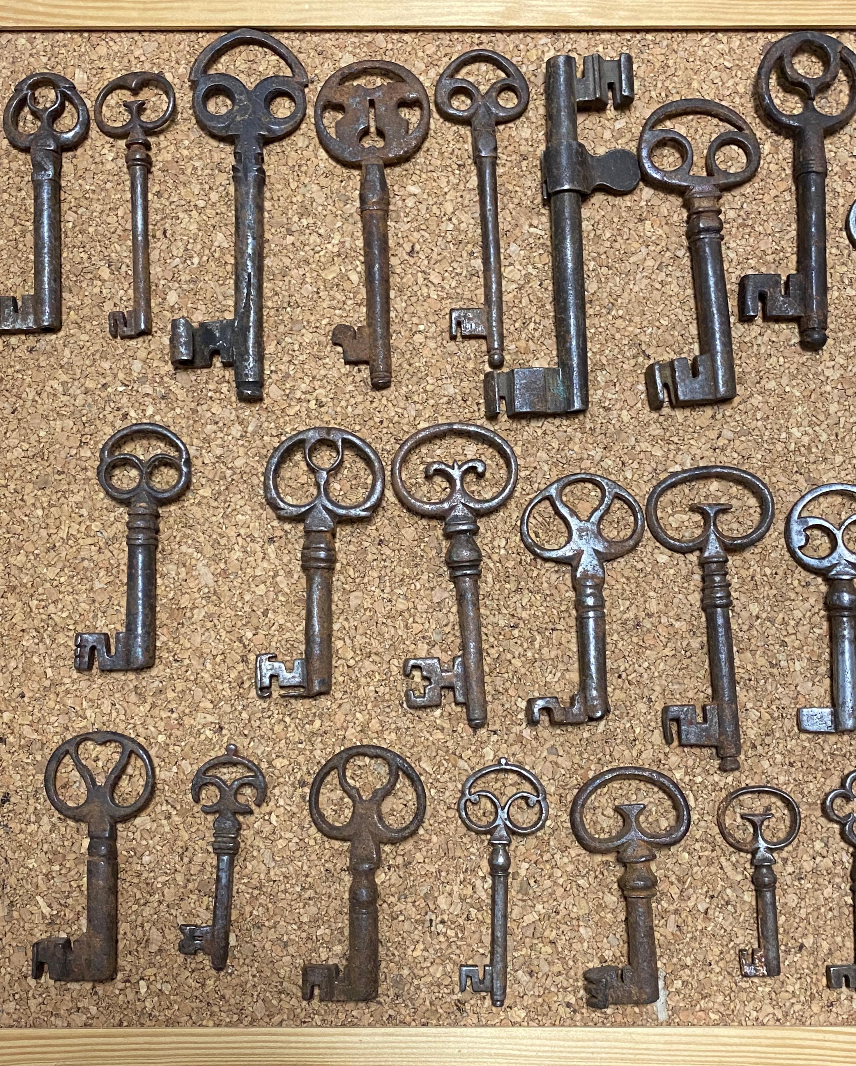 Collection of keys with padlock. Wrought iron, 17th-19th centuries.
Collection consisting of thirty-one keys, a piece of hardware and a padlock with its key, all made of wrought iron, with some pieces retaining its original patina. By the variety