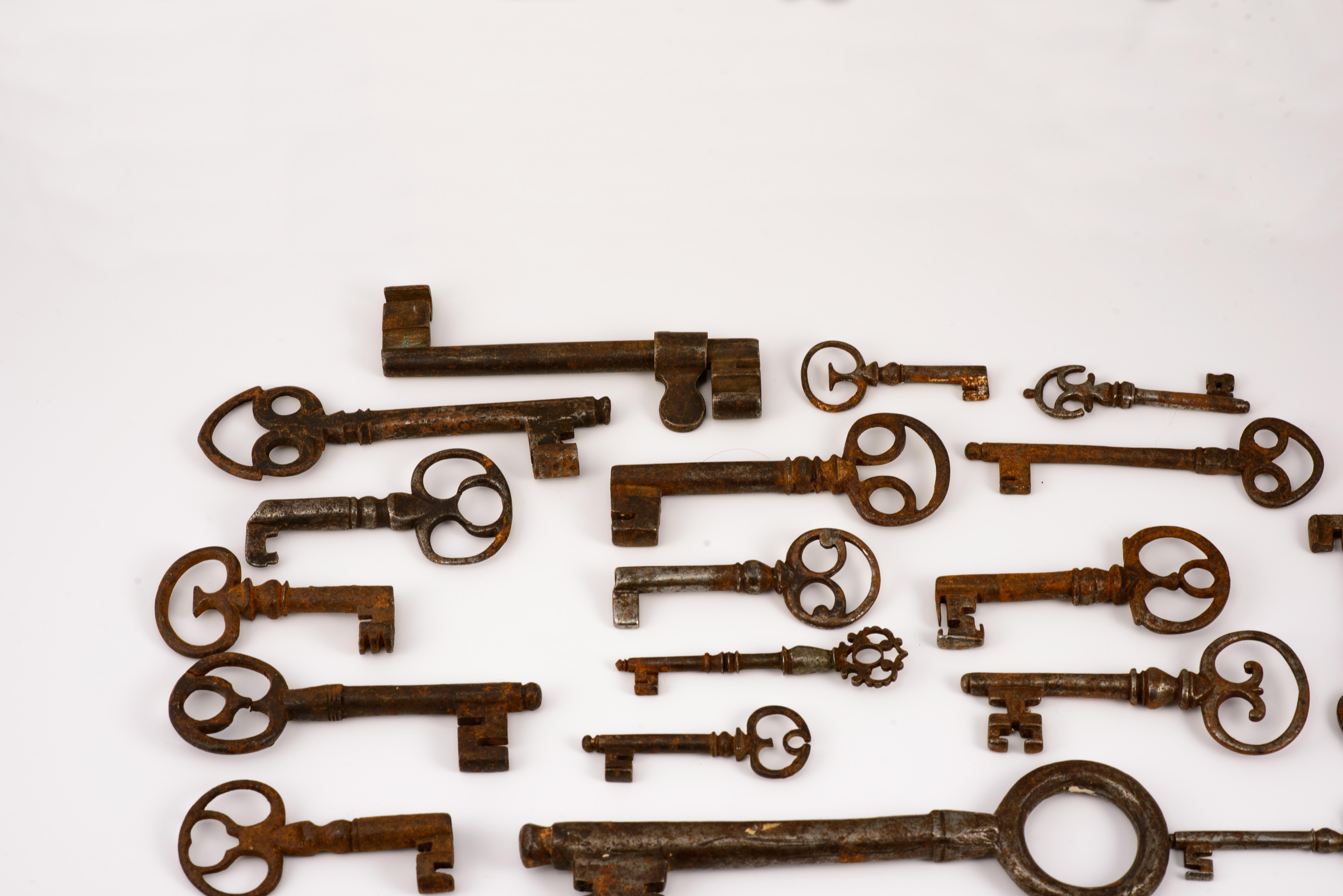 Collection of keys with padlock. Wrought iron, 17th-19th centuries.
Collection consisting of thirty-one keys, a piece of hardware and a padlock with its key, all made of wrought iron, with some pieces retaining its original patina. By the variety