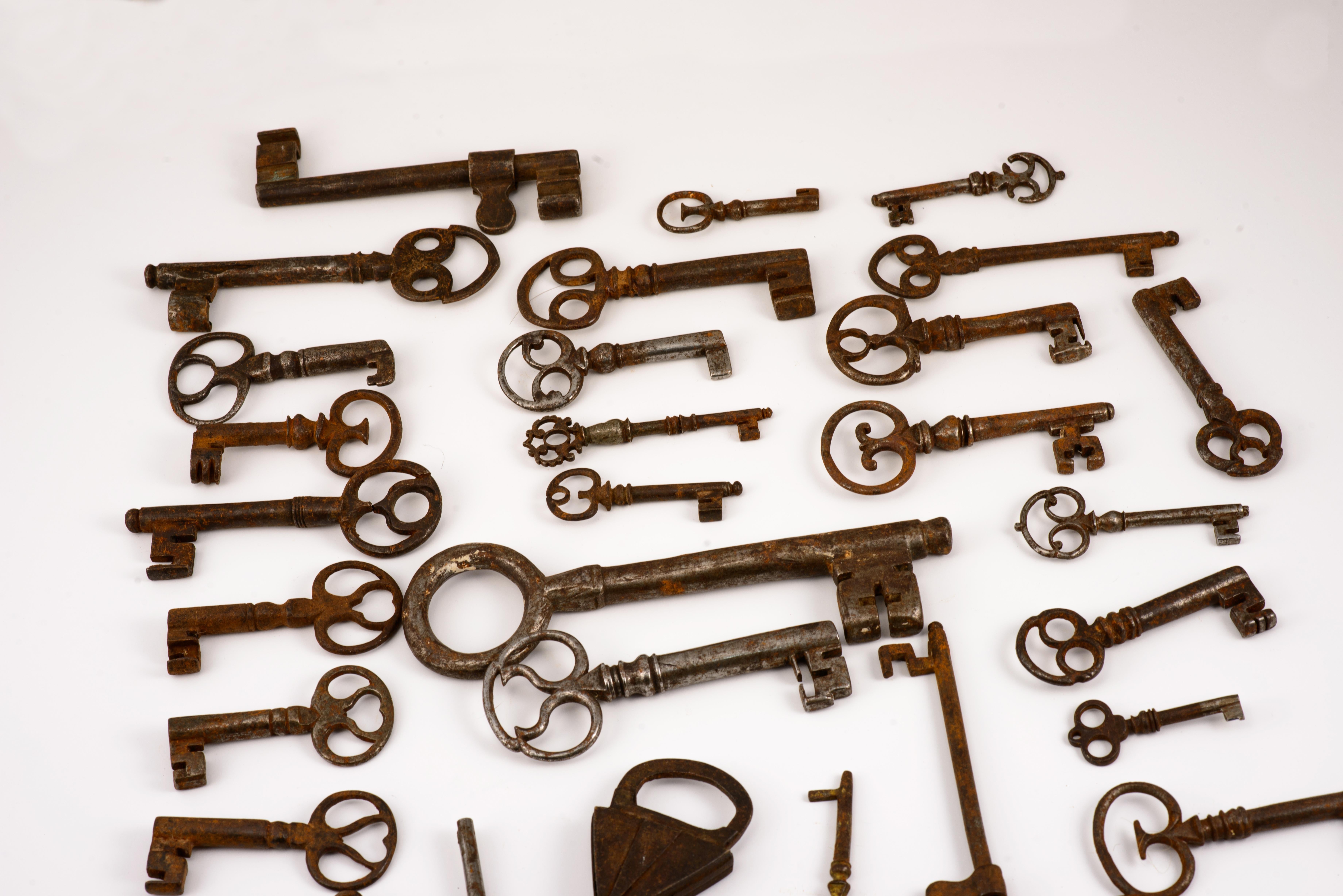 Keys, Iron Fitting and Lock Collection, Wrought Iron, 17th-19th Century In Fair Condition For Sale In Madrid, ES