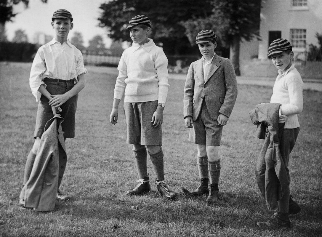 "Prinz Alexander von Jugoslawien im Eton College 1937" von Keystone-France

VEREINIGTES KÖNIGREICH - 23. SEPTEMBER: Prinz Alexander von Jugoslawien (2. von links), der Sohn des Regenten Prinz Paul, bildet am 23. September 1937 nach seinem Eintritt
