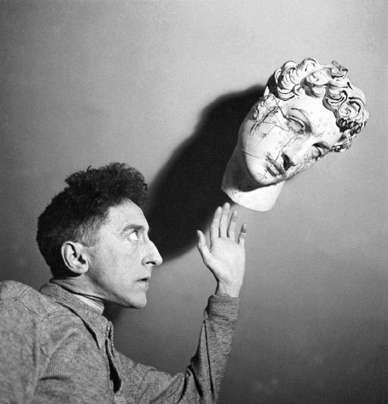 "Jean Cocteau" von Keystone-France

Porträt des Schriftstellers Jean Cocteau in den 1920er oder 1930er Jahren in einem Dekor, das sich auf seine Leidenschaft für die griechische Tragödie bezieht. Cocteau hatte bereits 1928 bei OEDIPUS REX Regie