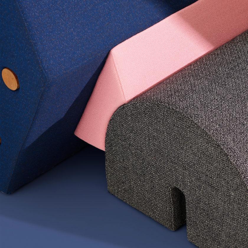 Moderne Fauteuil de salon rembourré Keystone en tissu bleu, rose et gris par OS & OOS en vente