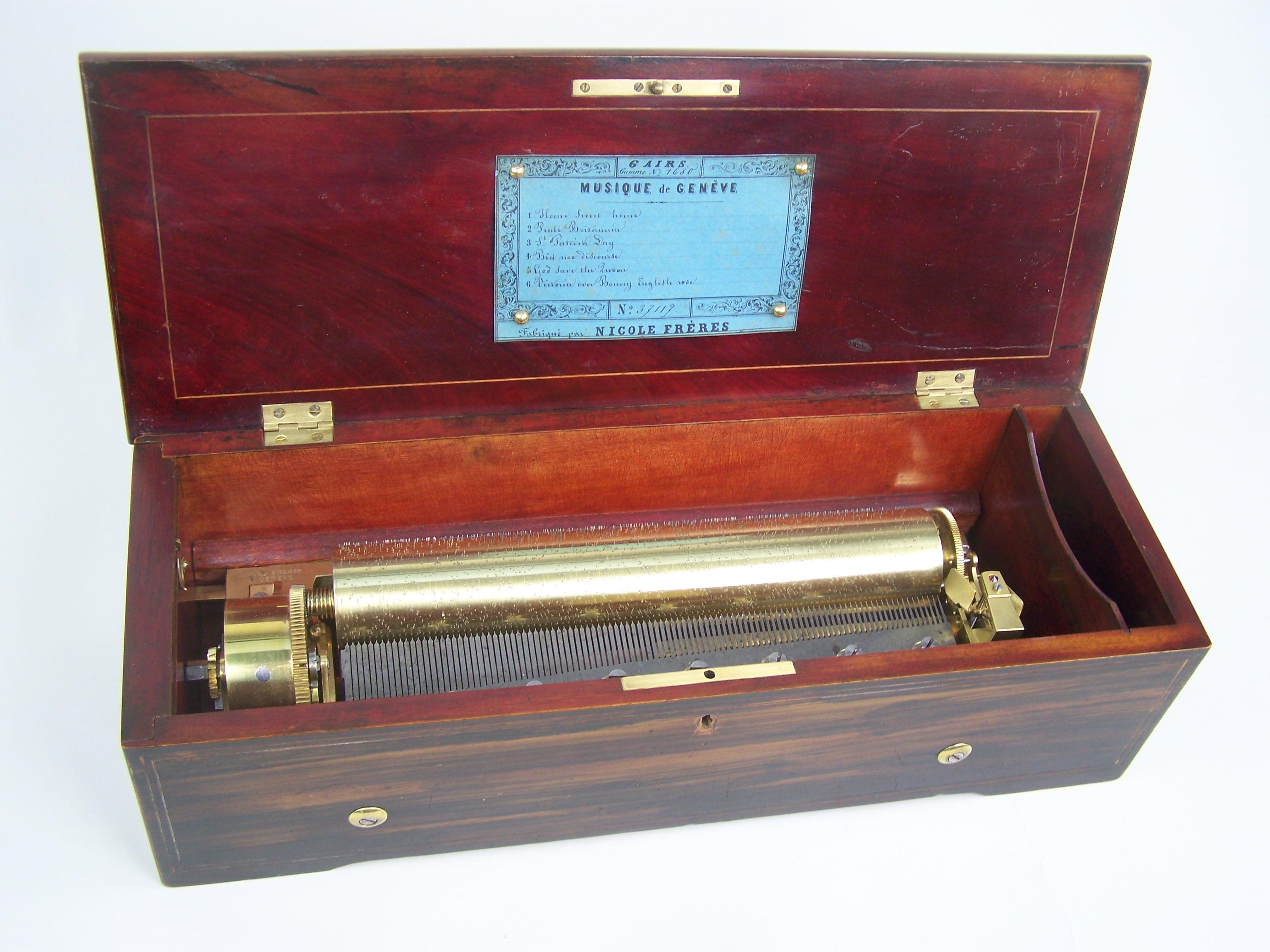 Eine Nicole Freres Spieldose, die in den Originalzustand zurückversetzt wurde.
Diese Spieldose aus dem Jahr 1859 spielt 6 Melodien, wie auf dem Original-Stimmzettel angegeben. 
Die Casa hat eine schöne Einlage auf der Oberseite des Deckels und ist