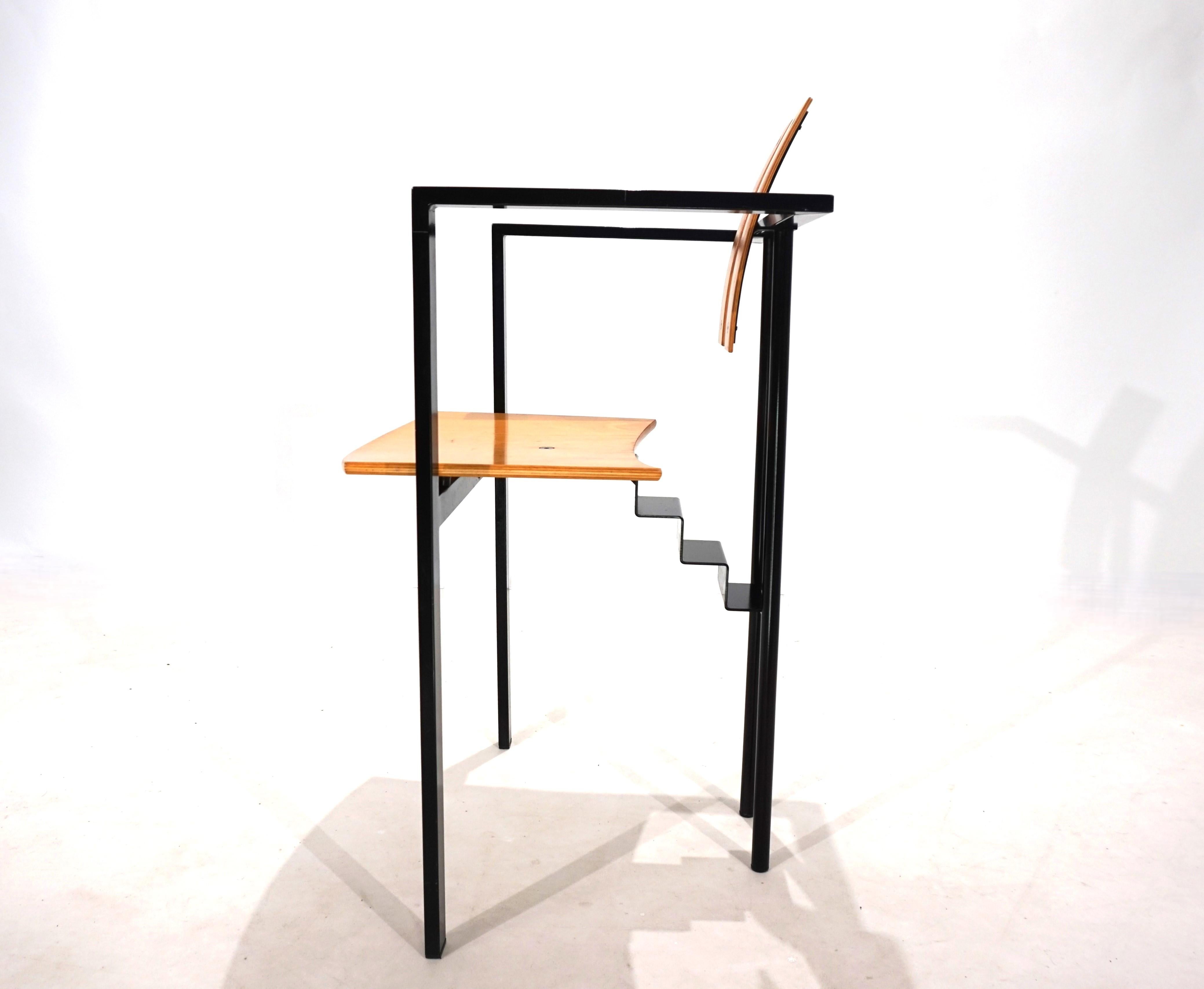 Cette chaise Trix de style Memphis est dotée d'une structure en métal noir et d'une assise et d'un dossier de couleur naturelle. Le cadre est en très bon état, les surfaces en bois présentant une patine minimale et attrayante. Le siège repose sur le