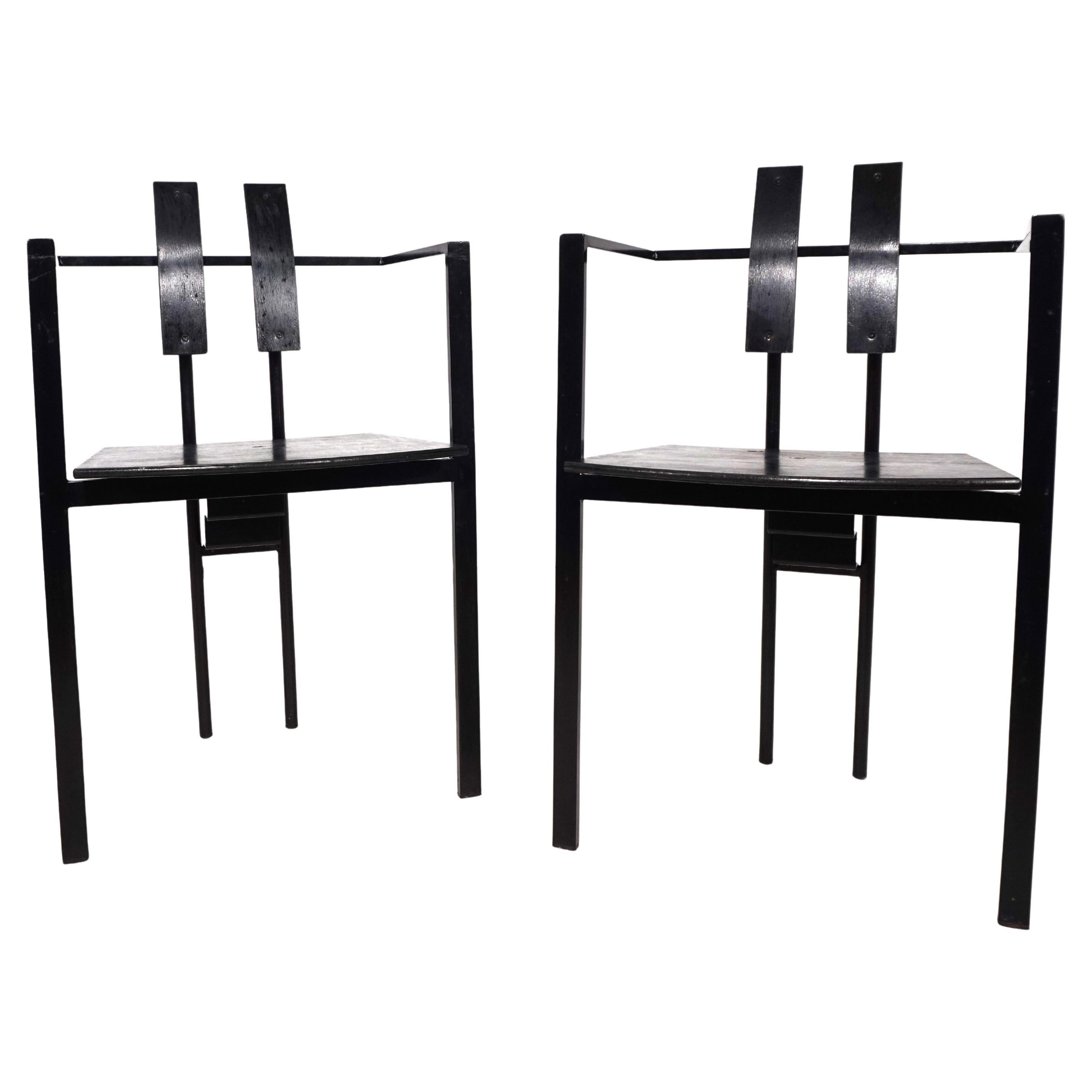 A Memphis-style Trix set features a black metal frame and a black plywood seat and backrest. The frame is in good condition with light signs of wear, and the wood surfaces display a minimal, attractive patina. The seat rests on the frame and is