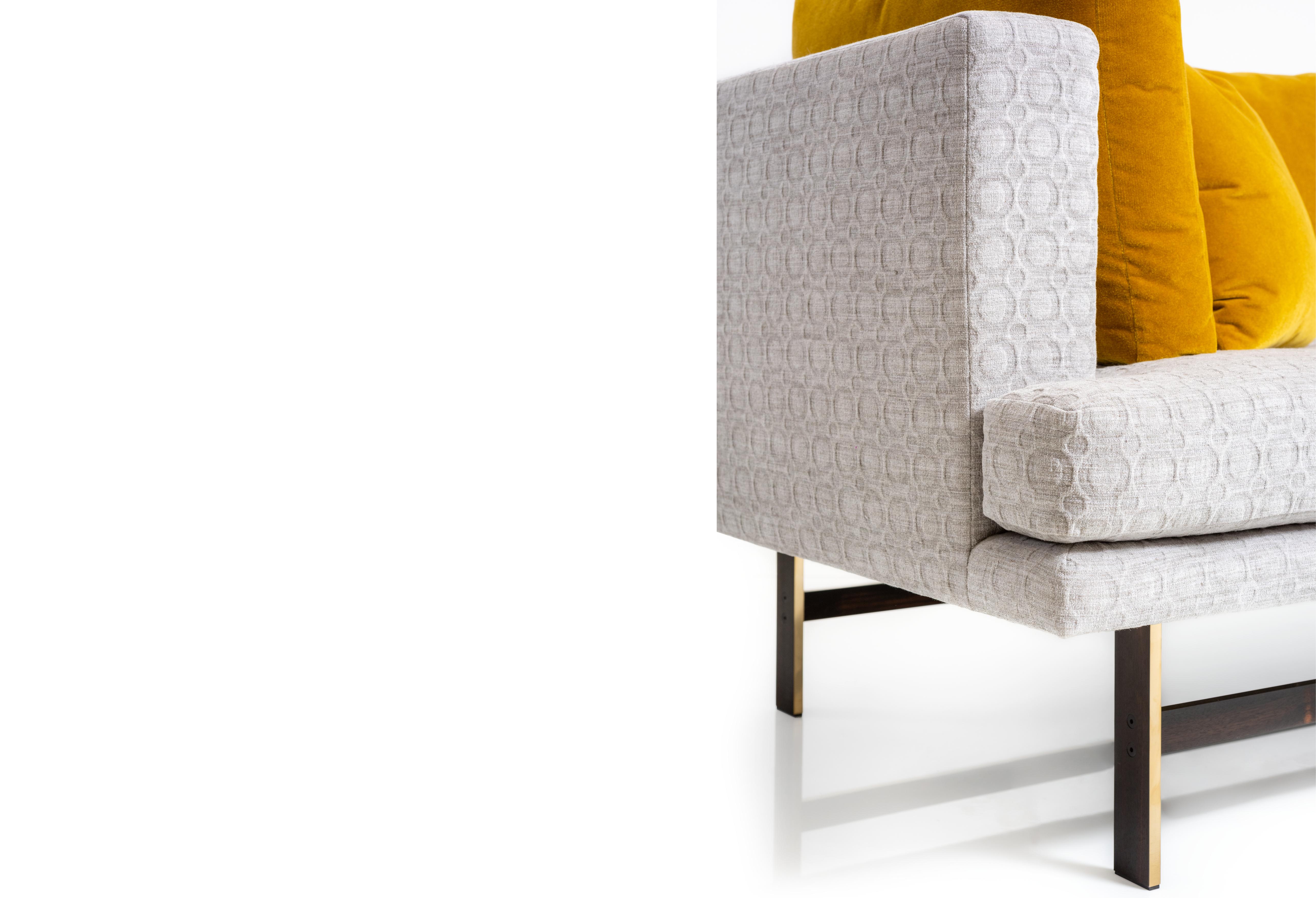 La chaise Aragon présente une asymétrie puissante qui oriente le regard où qu'elle soit placée. 

Représenté en tissu Pale Grey sur un socle en laiton massif plaqué en ébène africain. 

Les oreillers ne sont pas inclus. 

Il s'agit d'un produit